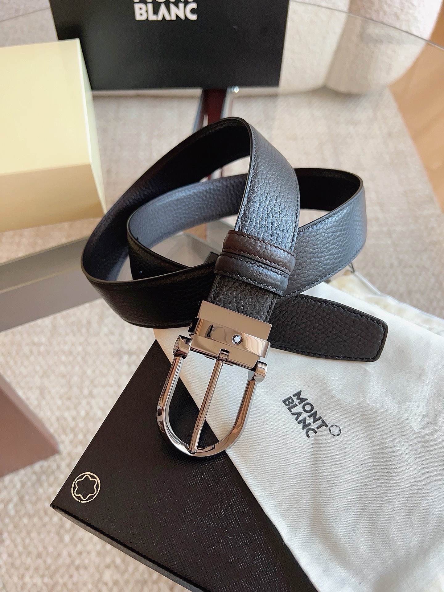 Montblanc万宝龙 宽3.5cm 采用头层牛皮 精品针式扣头 自由裁剪商务休闲皮带