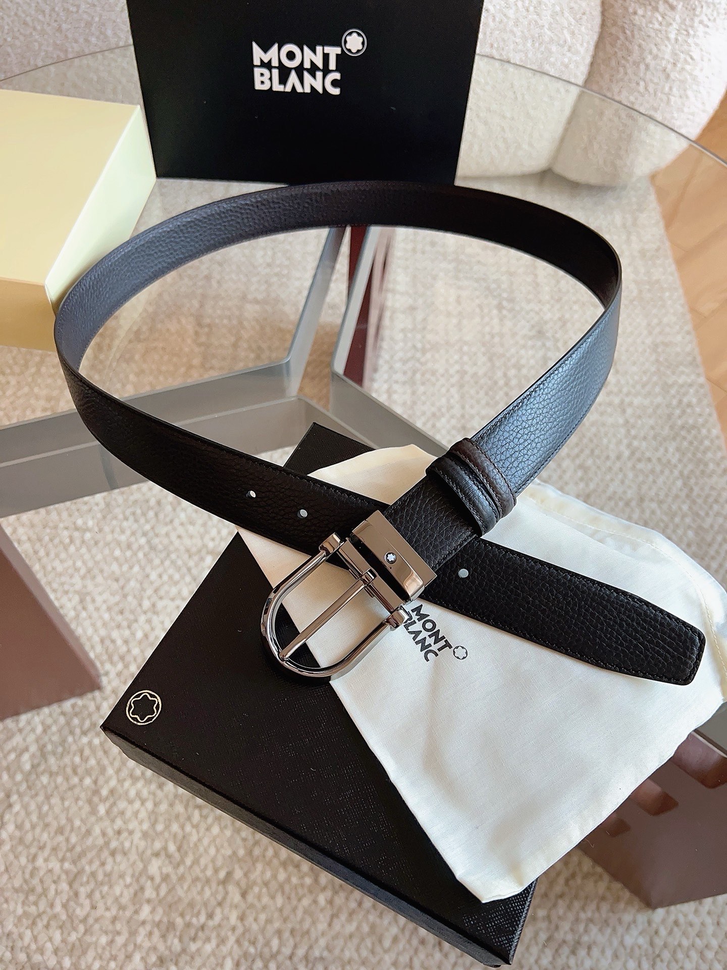 Montblanc万宝龙 宽3.5cm 采用头层牛皮 精品针式扣头 自由裁剪商务休闲皮带