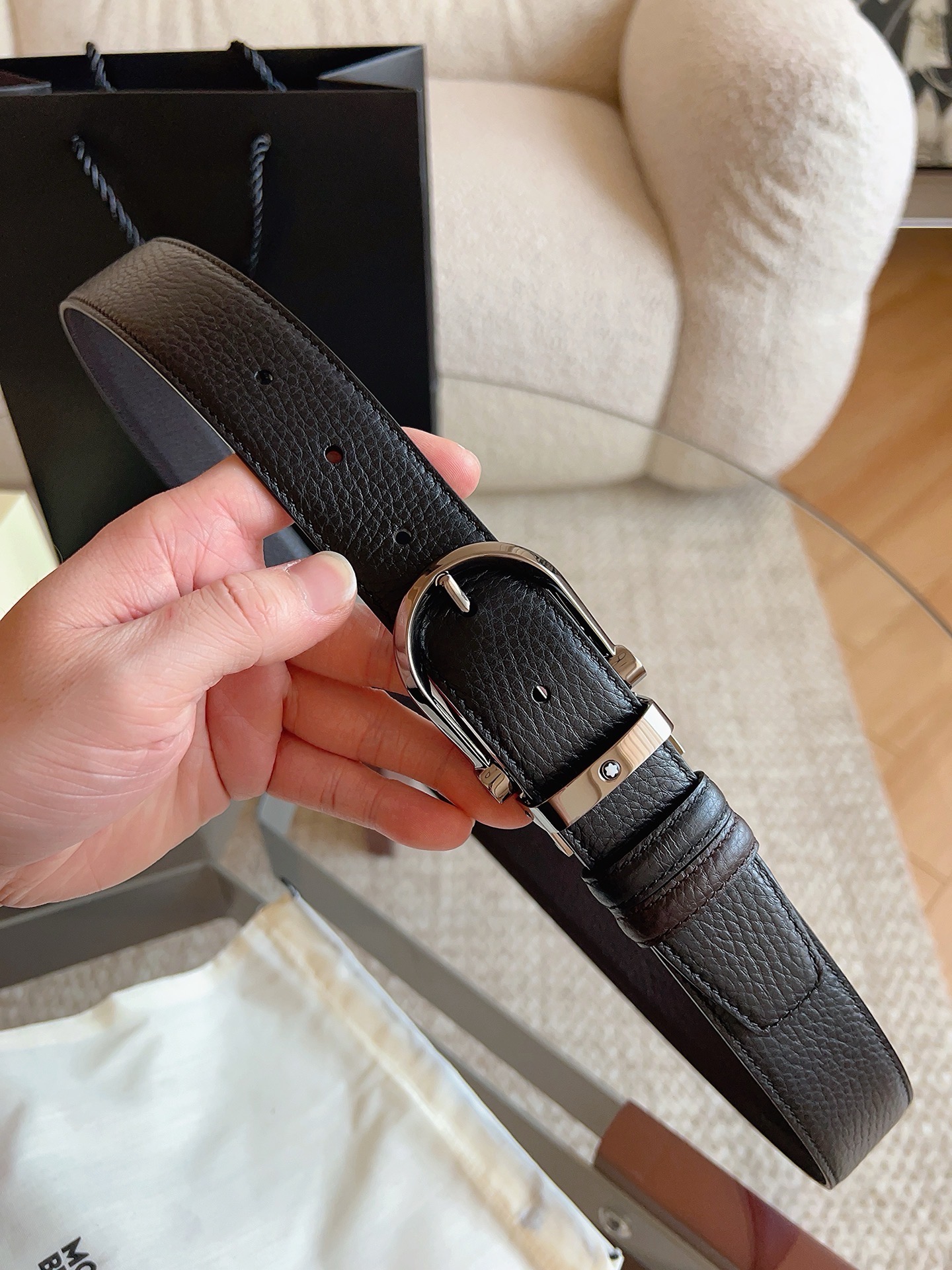 Montblanc万宝龙 宽3.5cm 采用头层牛皮 精品针式扣头 自由裁剪商务休闲皮带