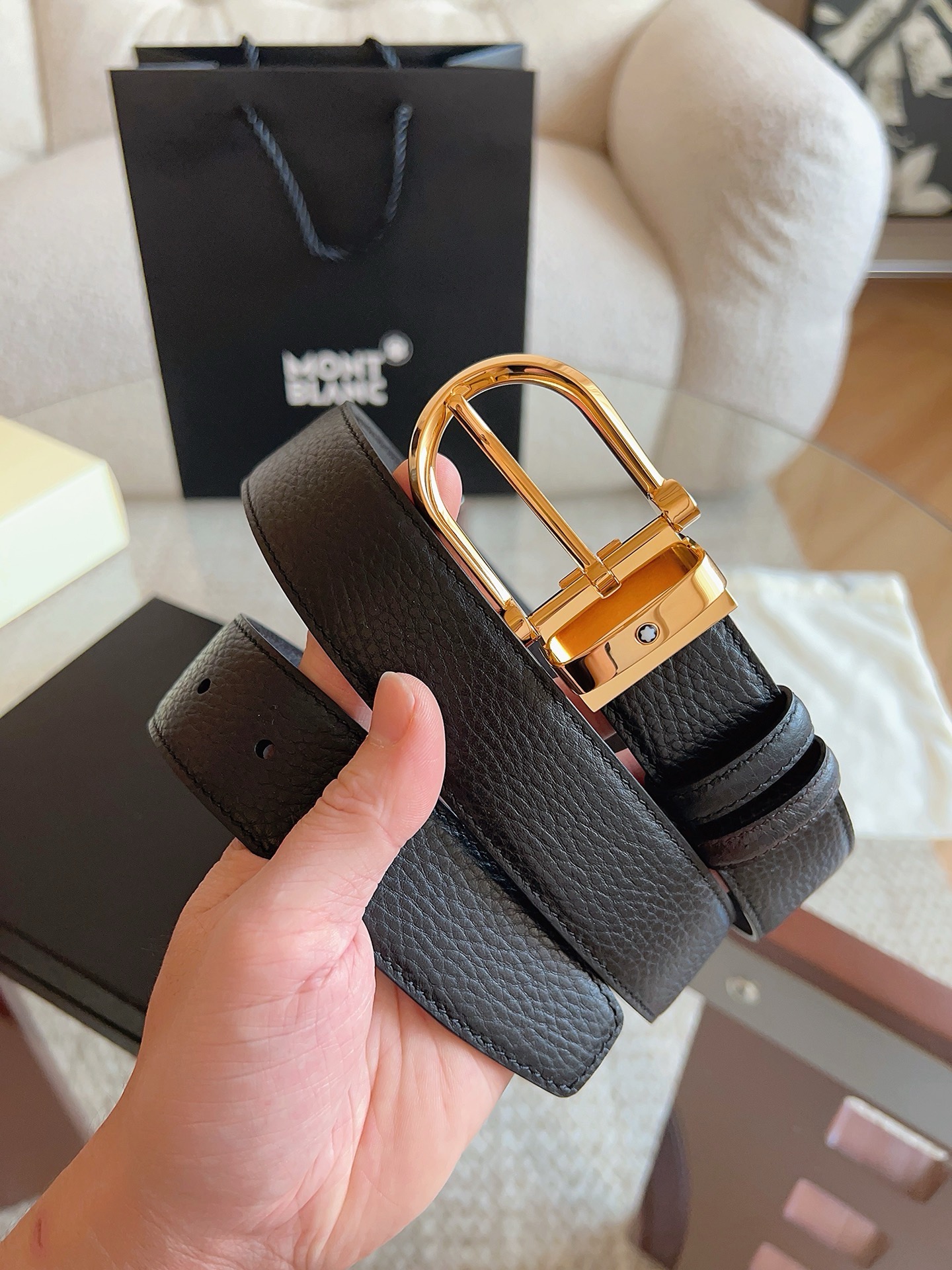 Montblanc万宝龙 宽3.5cm 采用头层牛皮 精品针式扣头 自由裁剪商务休闲皮带
