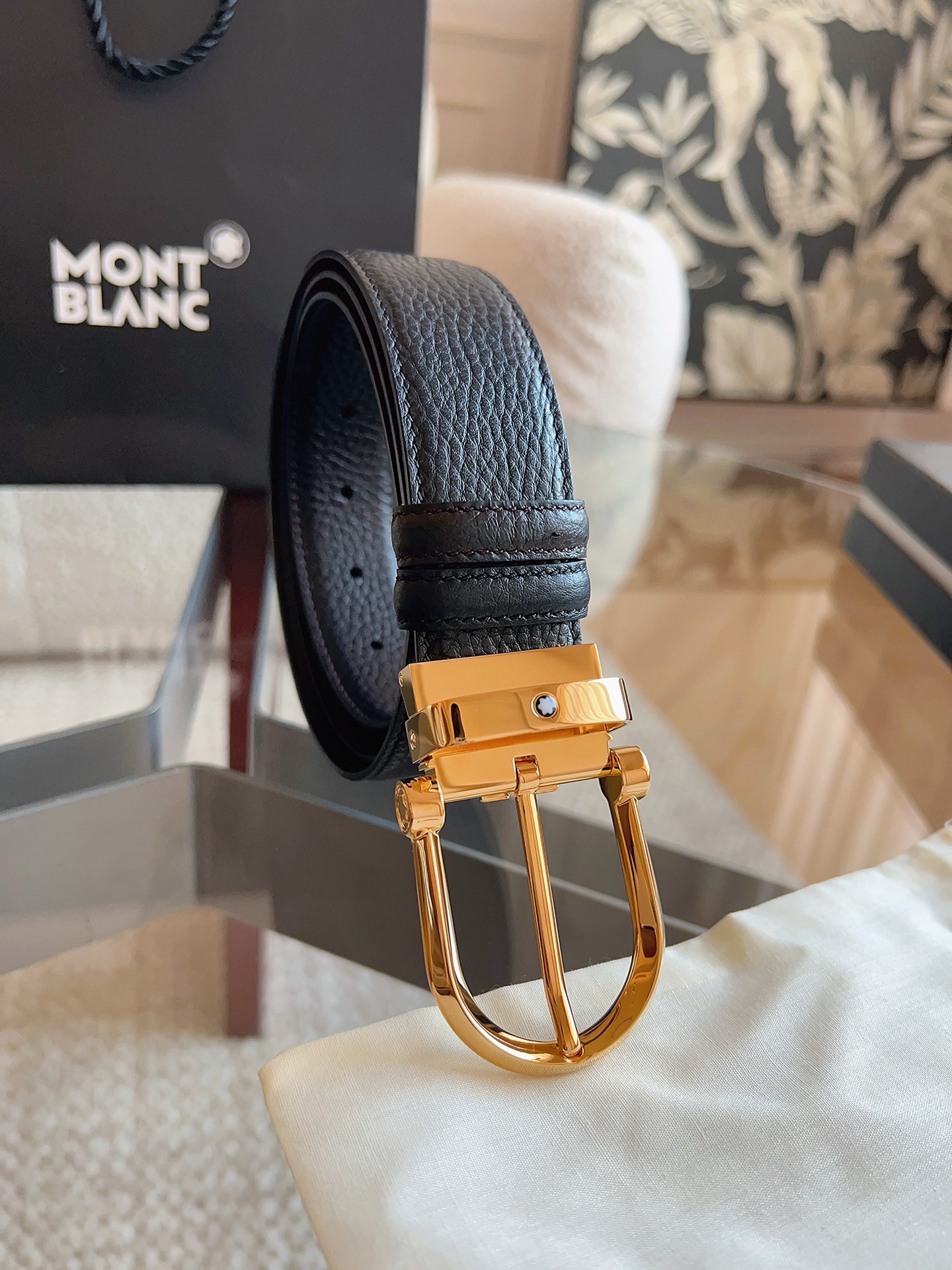 Montblanc万宝龙 宽3.5cm 采用头层牛皮 精品针式扣头 自由裁剪商务休闲皮带