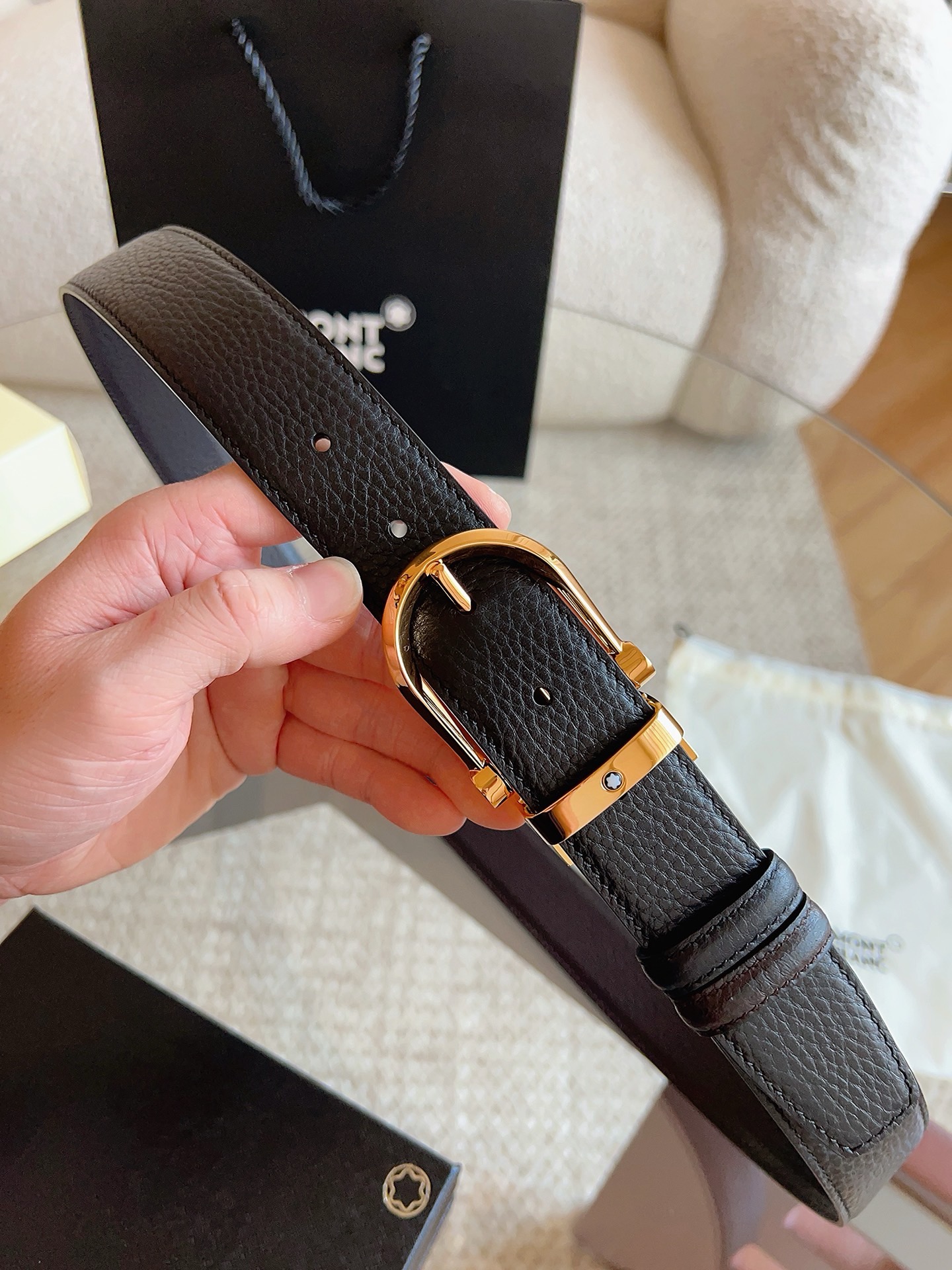 Montblanc万宝龙 宽3.5cm 采用头层牛皮 精品针式扣头 自由裁剪商务休闲皮带