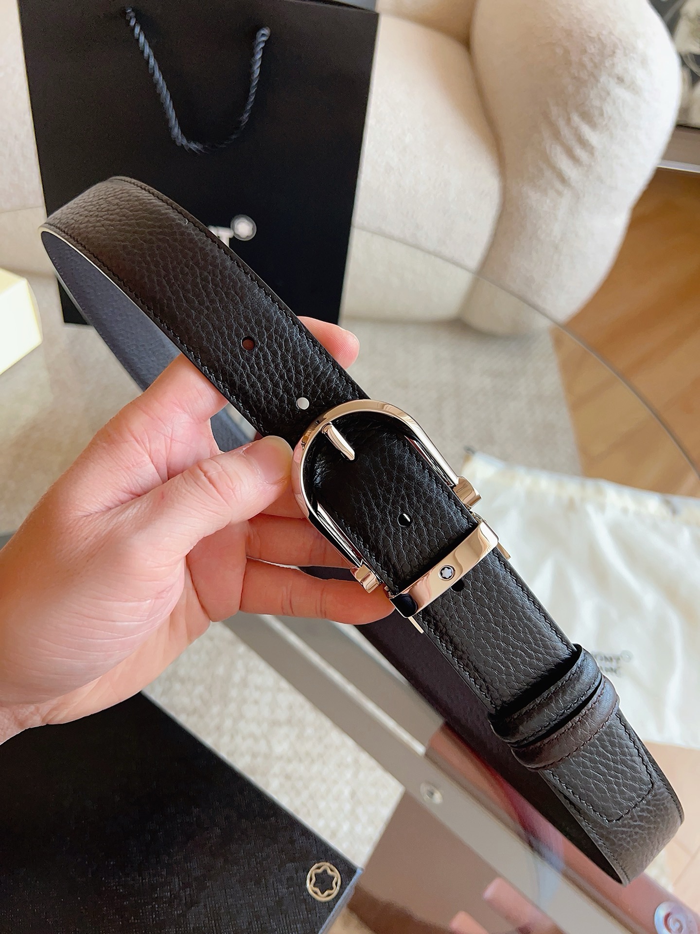 Montblanc万宝龙 宽3.5cm 采用头层牛皮 精品针式扣头 自由裁剪商务休闲皮带