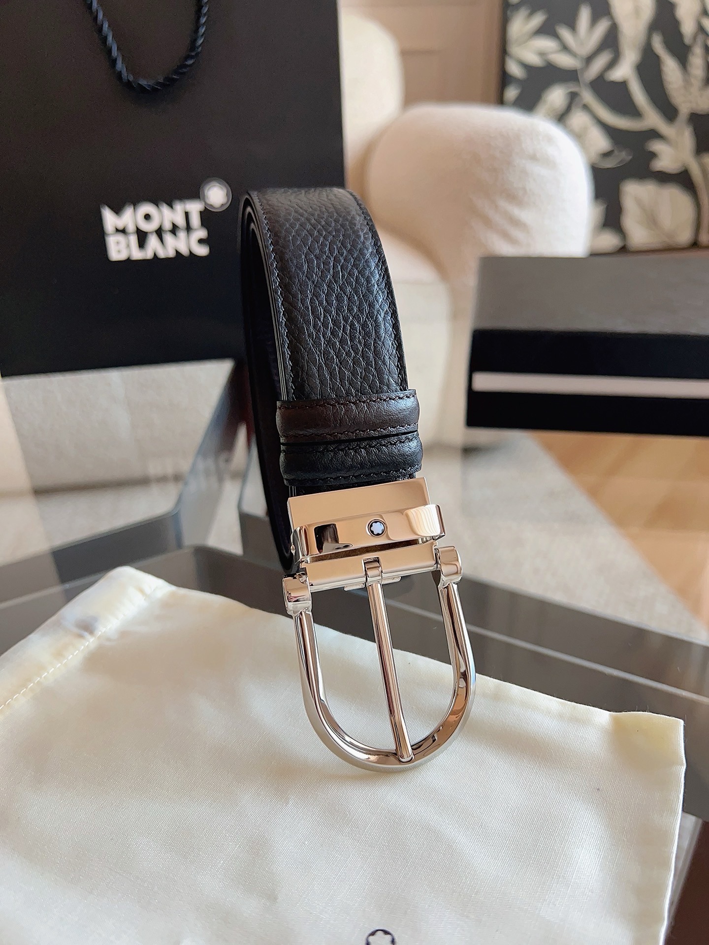 Montblanc万宝龙 宽3.5cm 采用头层牛皮 精品针式扣头 自由裁剪商务休闲皮带