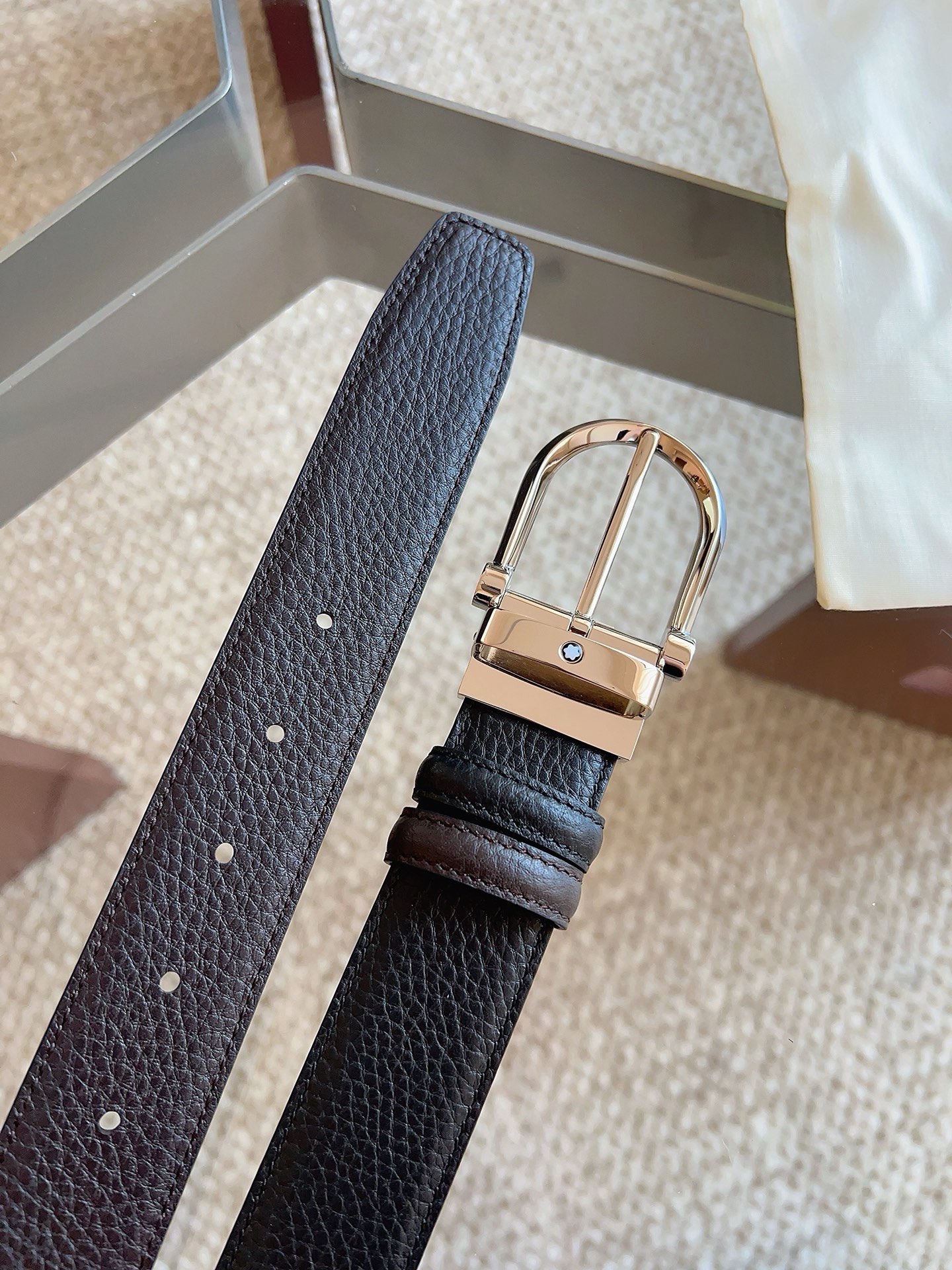 Montblanc万宝龙 宽3.5cm 采用头层牛皮 精品针式扣头 自由裁剪商务休闲皮带