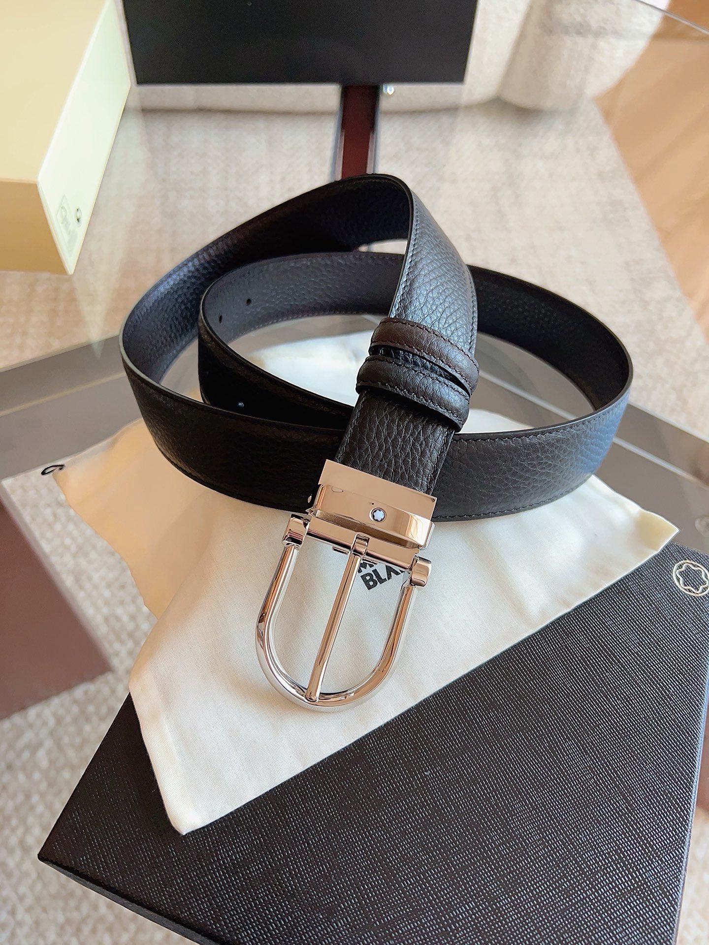 Montblanc万宝龙 宽3.5cm 采用头层牛皮 精品针式扣头 自由裁剪商务休闲皮带