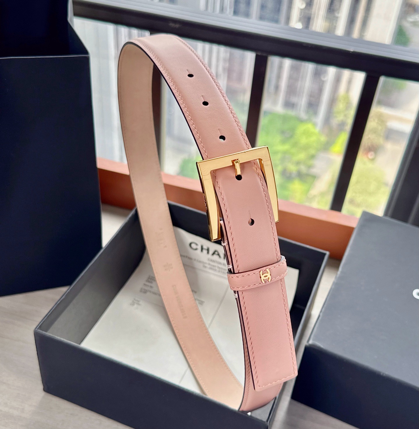 香奈儿 原单货品 宽度3.0CM 双面原厂小牛皮，皮质柔软 细腻，手感好。多种扣头可选 ，精细做工。上身效果非常好