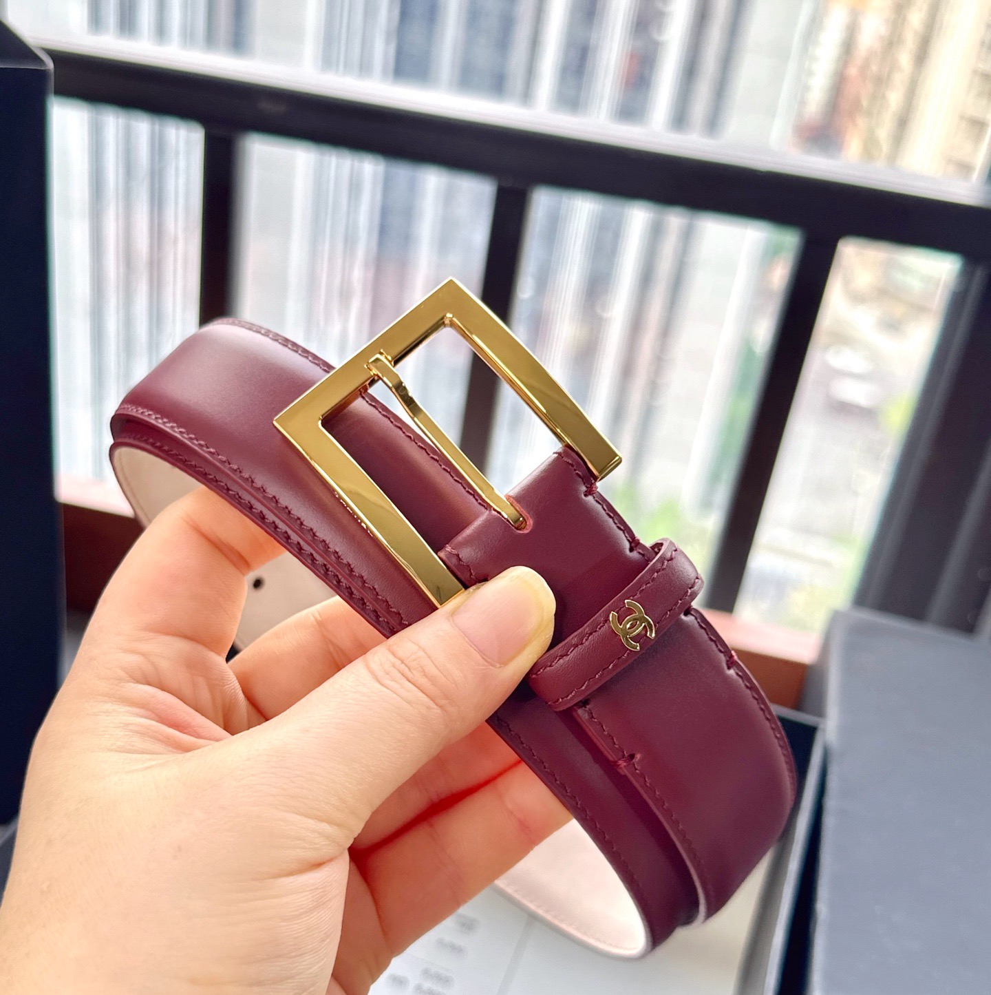 香奈儿 原单货品 宽度3.0CM 双面原厂小牛皮，皮质柔软 细腻，手感好。多种扣头可选 ，精细做工。上身效果非常好