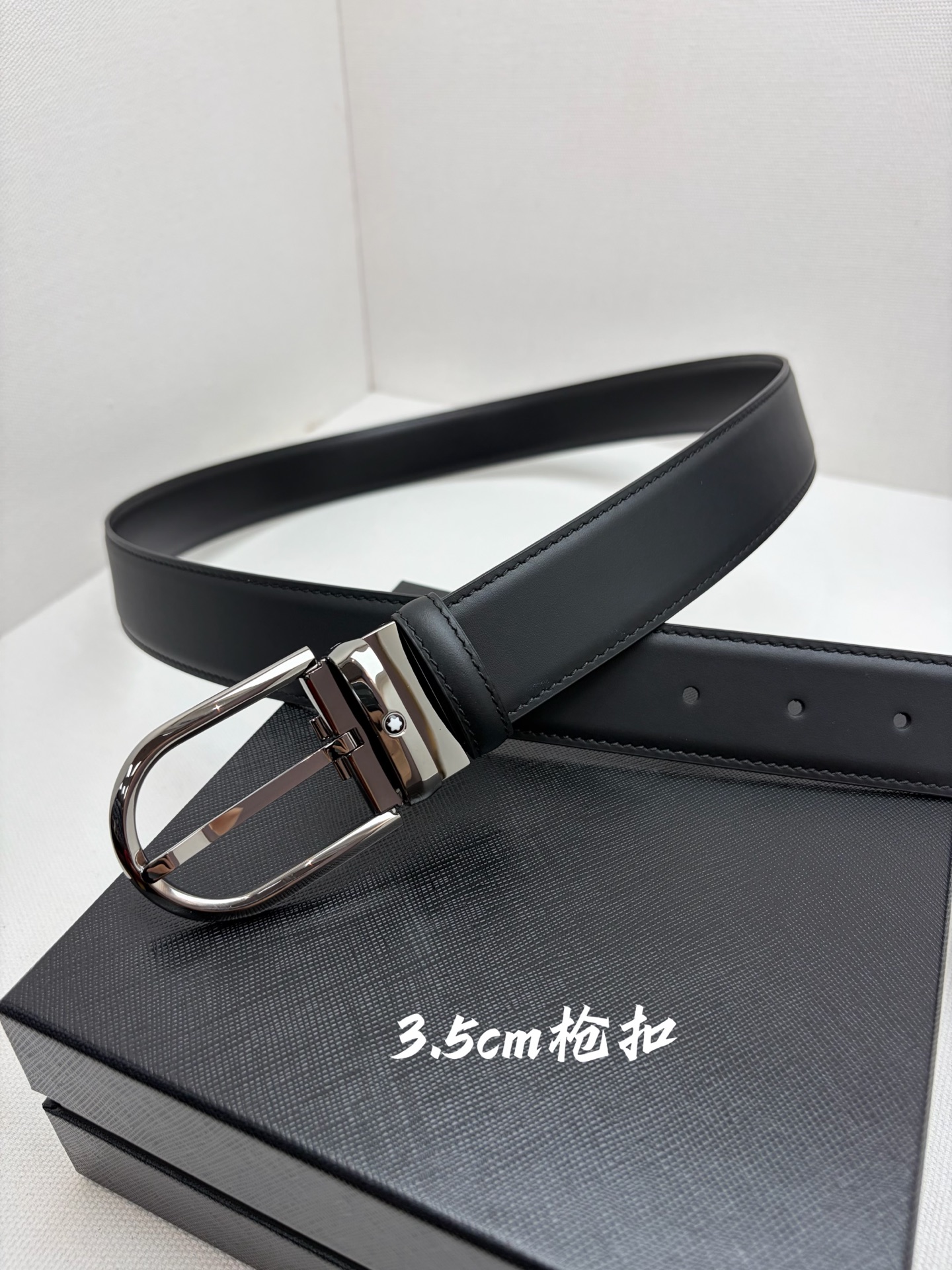 Montblanc万宝龙 宽3.5cm 采用头层牛皮 精品针式扣头 自由裁剪商务休闲皮带