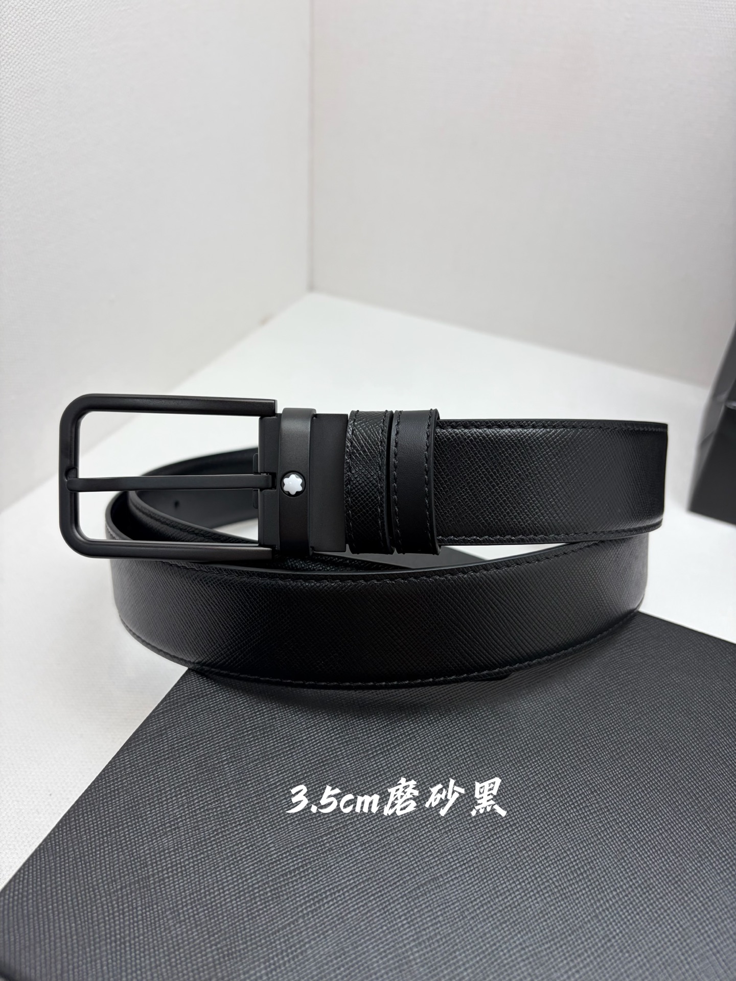 Montblanc万宝龙 宽3.5cm 采用头层牛皮 精品针式扣头 自由裁剪商务休闲皮带