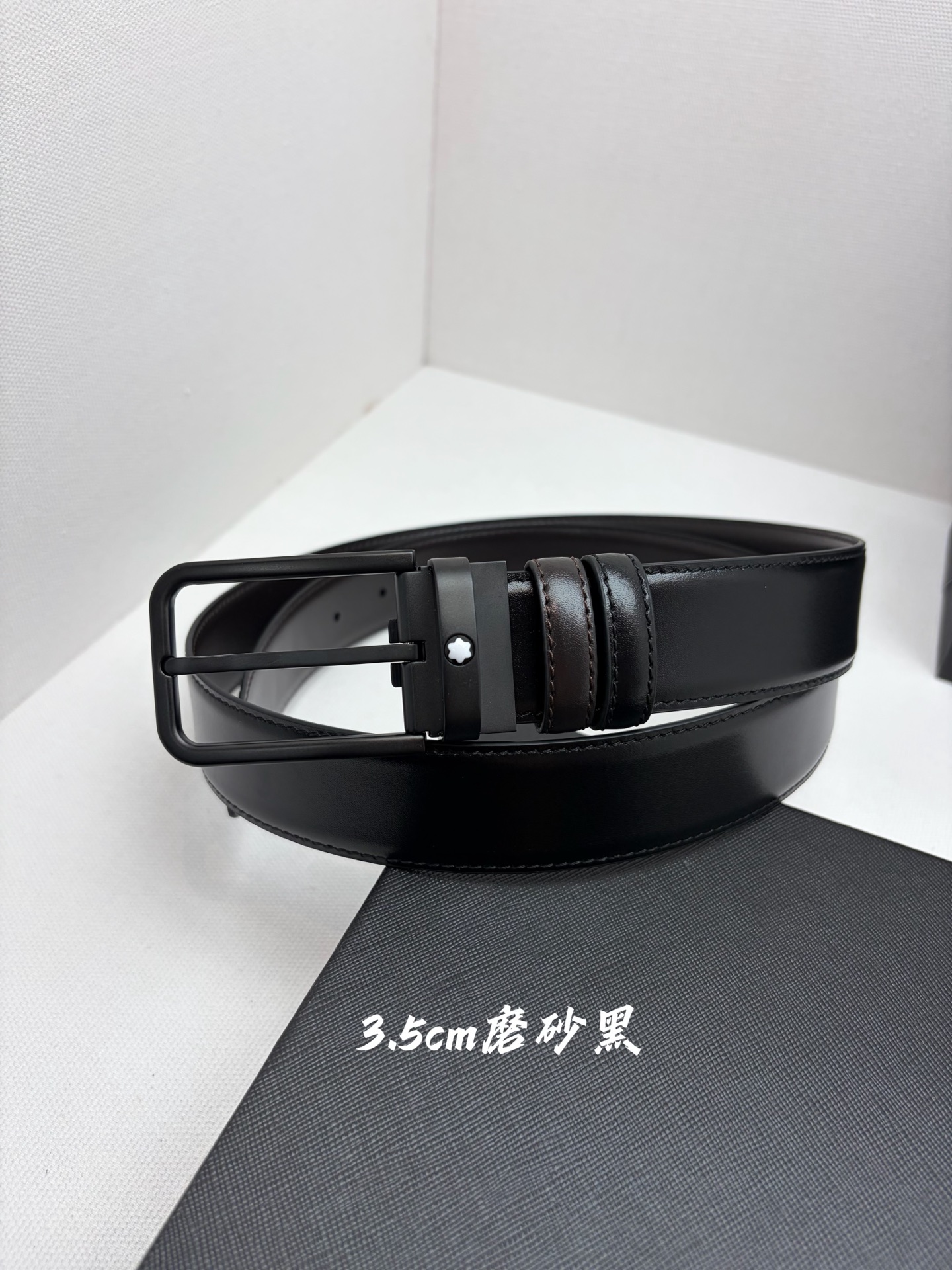 Montblanc万宝龙 宽3.5cm 采用头层牛皮 精品针式扣头 自由裁剪商务休闲皮带