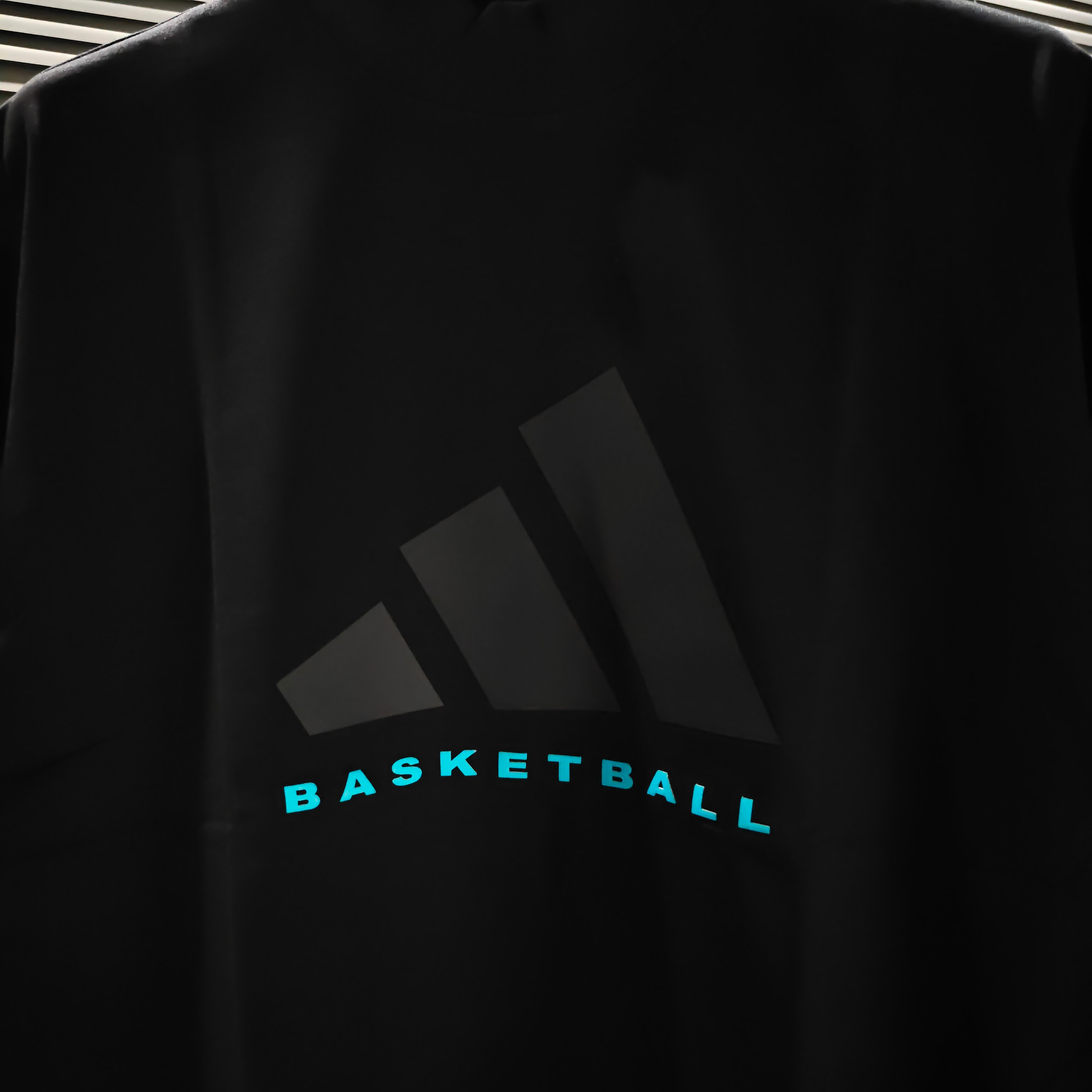💰75
Adidas BasketBall 24fw联名OS极简高级复古运动圆领短袖T恤 男女同款!
面料采用260克双纱爽滑棉,购入原版1:1开模打板,OS宽松版型,定制螺纹蛋糕领,克重高达500克。
原版开模定制硅胶厚皮标Logo,激光切割,无毛边,进口压烫机高温冷热双面塑形压烫,不易脱落!
定制特种工艺设备、走线与正品一致,区别市面上普通通货!
备注:⚠️大货品质、工艺走线都与官网正品一致,区别市面通货!!!
颜色:黑色 燕麦灰 白色 白红色 黑绿色
尺码:S M L XL
肩宽:54 56 58 60
胸围:116 122 128 132
衣长:74 76 78 80
(手工测量存在误差1~3cm)