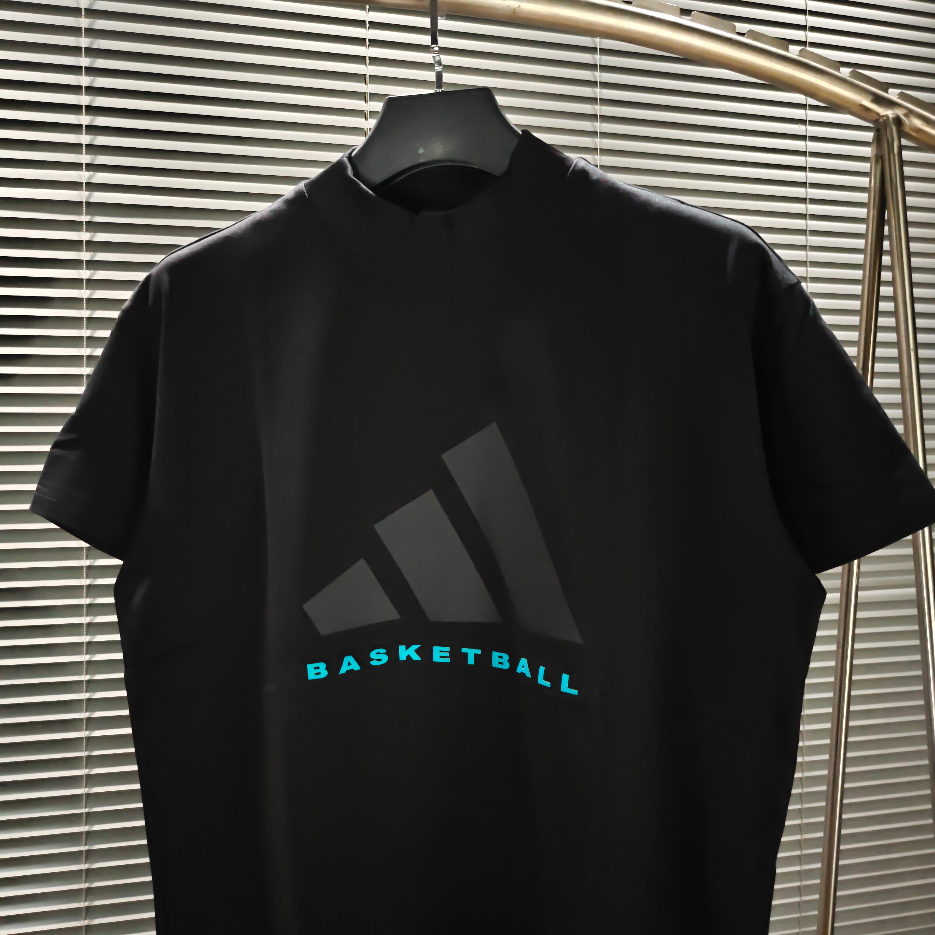 💰75
Adidas BasketBall 24fw联名OS极简高级复古运动圆领短袖T恤 男女同款!
面料采用260克双纱爽滑棉,购入原版1:1开模打板,OS宽松版型,定制螺纹蛋糕领,克重高达500克。
原版开模定制硅胶厚皮标Logo,激光切割,无毛边,进口压烫机高温冷热双面塑形压烫,不易脱落!
定制特种工艺设备、走线与正品一致,区别市面上普通通货!
备注:⚠️大货品质、工艺走线都与官网正品一致,区别市面通货!!!
颜色:黑色 燕麦灰 白色 白红色 黑绿色
尺码:S M L XL
肩宽:54 56 58 60
胸围:116 122 128 132
衣长:74 76 78 80
(手工测量存在误差1~3cm)