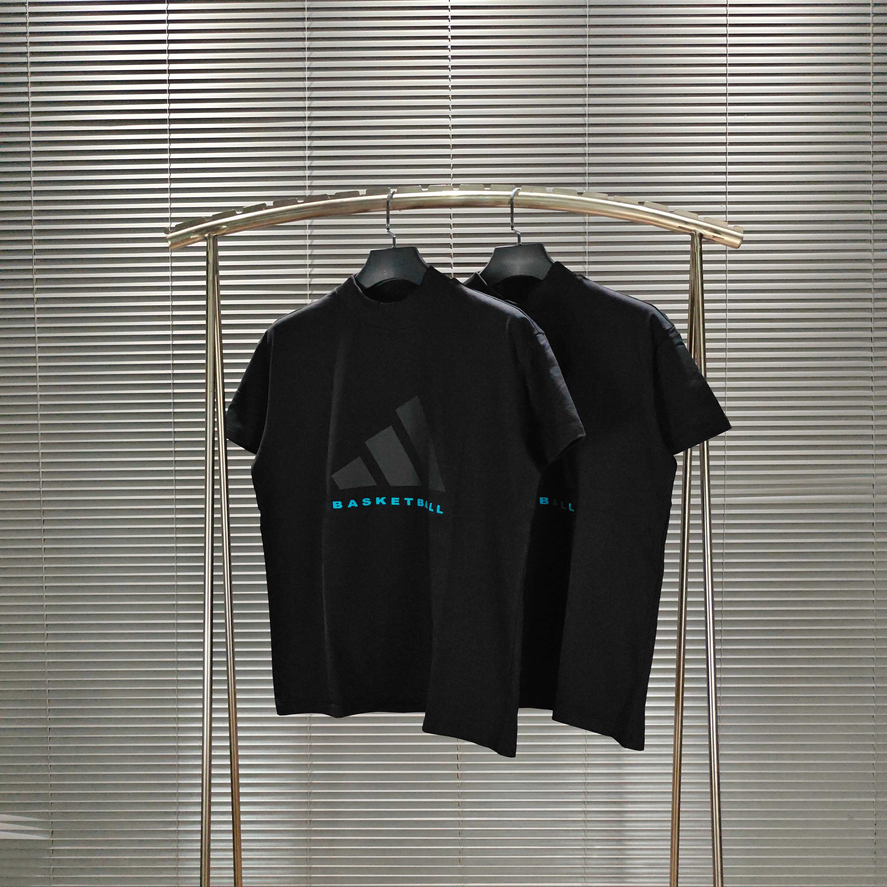 💰75
Adidas BasketBall 24fw联名OS极简高级复古运动圆领短袖T恤 男女同款!
面料采用260克双纱爽滑棉,购入原版1:1开模打板,OS宽松版型,定制螺纹蛋糕领,克重高达500克。
原版开模定制硅胶厚皮标Logo,激光切割,无毛边,进口压烫机高温冷热双面塑形压烫,不易脱落!
定制特种工艺设备、走线与正品一致,区别市面上普通通货!
备注:⚠️大货品质、工艺走线都与官网正品一致,区别市面通货!!!
颜色:黑色 燕麦灰 白色 白红色 黑绿色
尺码:S M L XL
肩宽:54 56 58 60
胸围:116 122 128 132
衣长:74 76 78 80
(手工测量存在误差1~3cm)