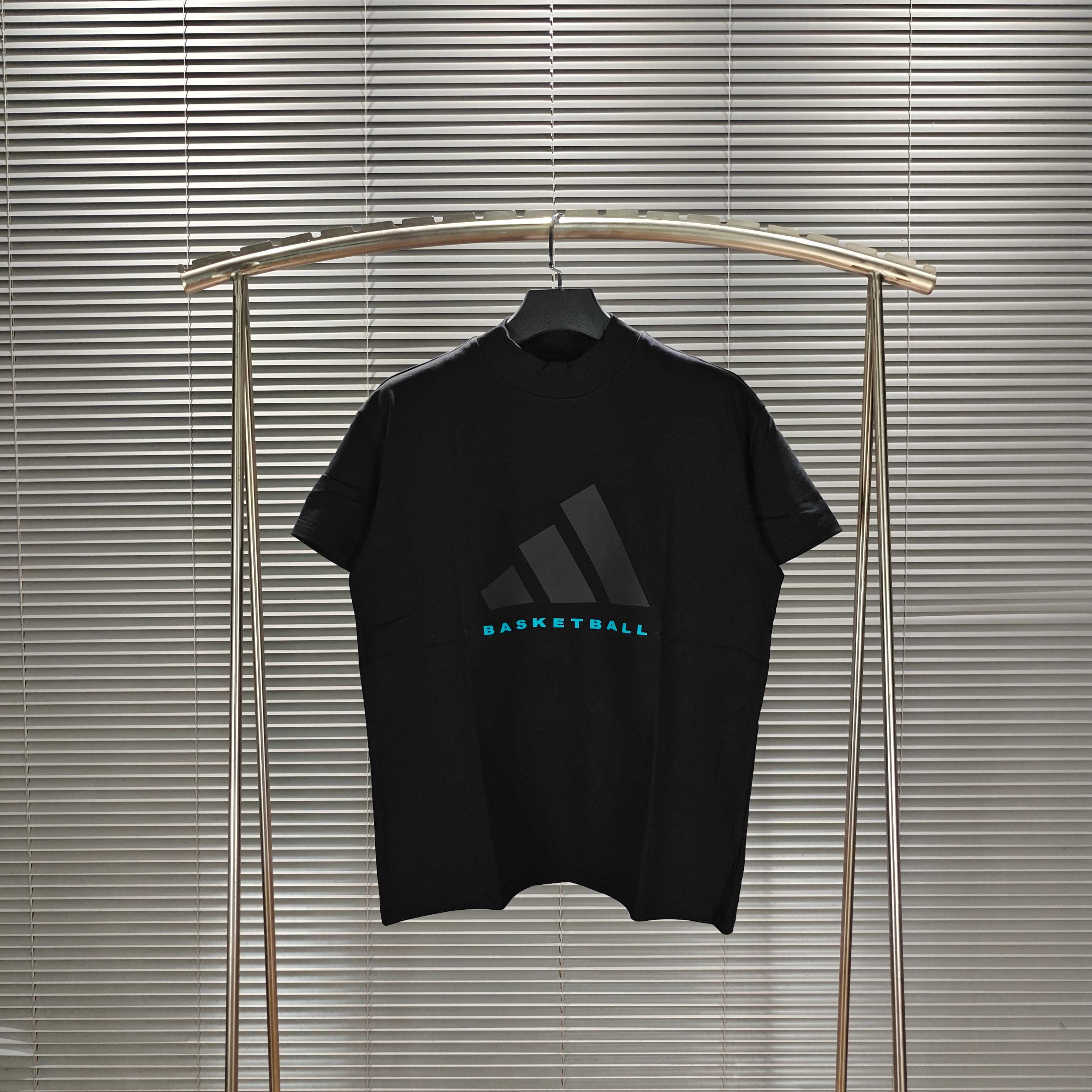 💰75
Adidas BasketBall 24fw联名OS极简高级复古运动圆领短袖T恤 男女同款!
面料采用260克双纱爽滑棉,购入原版1:1开模打板,OS宽松版型,定制螺纹蛋糕领,克重高达500克。
原版开模定制硅胶厚皮标Logo,激光切割,无毛边,进口压烫机高温冷热双面塑形压烫,不易脱落!
定制特种工艺设备、走线与正品一致,区别市面上普通通货!
备注:⚠️大货品质、工艺走线都与官网正品一致,区别市面通货!!!
颜色:黑色 燕麦灰 白色 白红色 黑绿色
尺码:S M L XL
肩宽:54 56 58 60
胸围:116 122 128 132
衣长:74 76 78 80
(手工测量存在误差1~3cm)