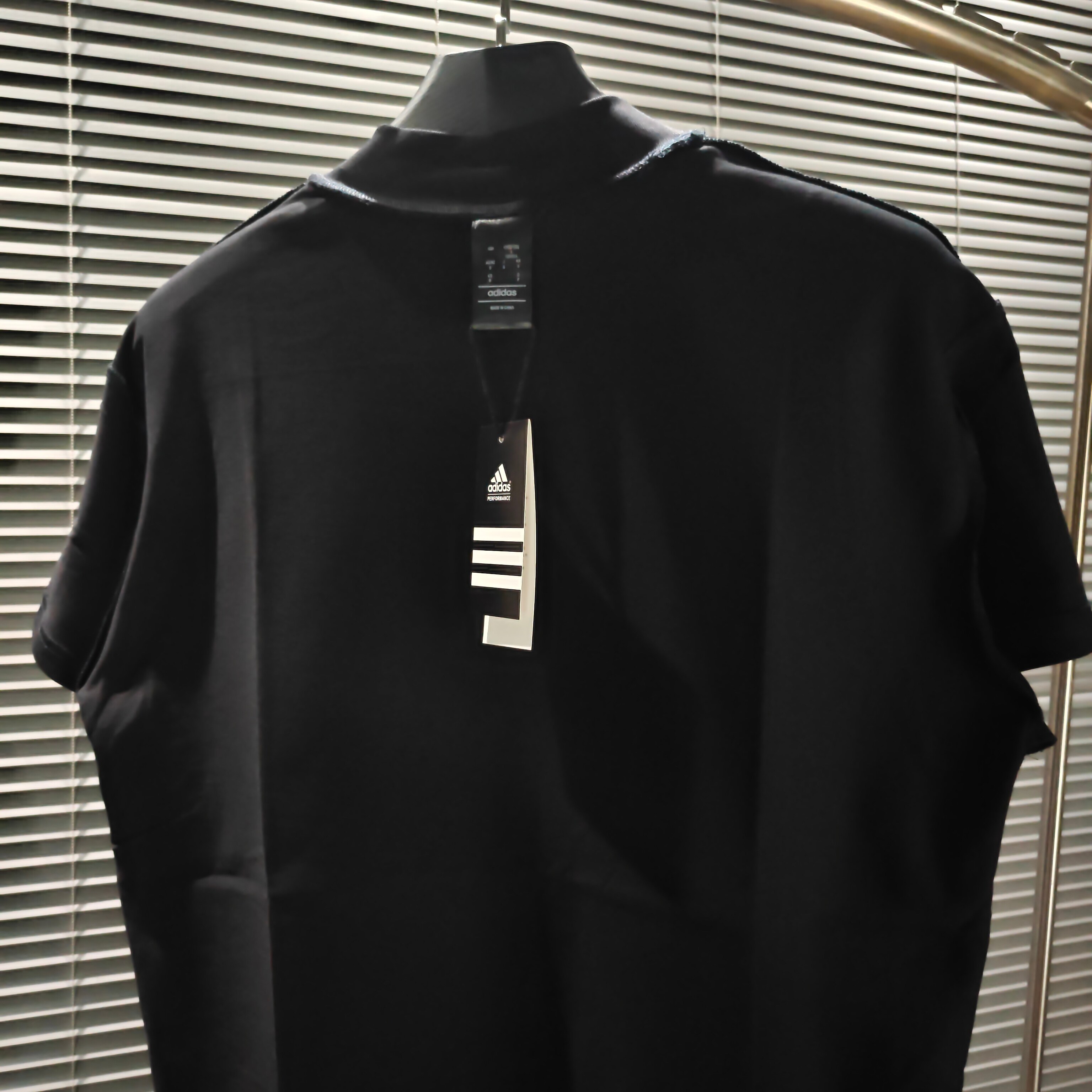 💰75
Adidas BasketBall 24fw联名OS极简高级复古运动圆领短袖T恤 男女同款!
面料采用260克双纱爽滑棉,购入原版1:1开模打板,OS宽松版型,定制螺纹蛋糕领,克重高达500克。
原版开模定制硅胶厚皮标Logo,激光切割,无毛边,进口压烫机高温冷热双面塑形压烫,不易脱落!
定制特种工艺设备、走线与正品一致,区别市面上普通通货!
备注:⚠️大货品质、工艺走线都与官网正品一致,区别市面通货!!!
颜色:黑色 燕麦灰 白色 白红色 黑绿色
尺码:S M L XL
肩宽:54 56 58 60
胸围:116 122 128 132
衣长:74 76 78 80
(手工测量存在误差1~3cm)