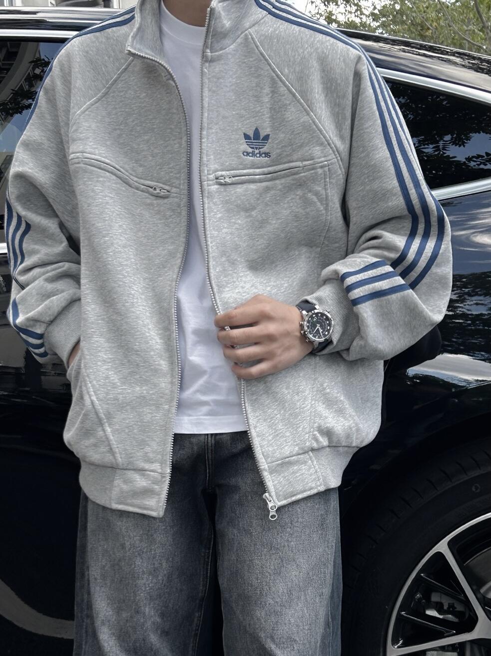 99💰
#FF9899 资讯图
三叶草Adidas春秋季休闲宽松运动三条杠刺绣美式复古翻领外套 男女同款
全新阿迪达斯经典款,灰色主体配蓝色三条杠,男女同款,胸前小logo刺绣,两侧拉链口袋实用。面料舒适透气,做工精细,拉链顺滑。
颜色:灰蓝色
码数:S M L XL
胸围:116 120 124 128
衣长:67 69 71 73
肩袖长:73 75 77 79