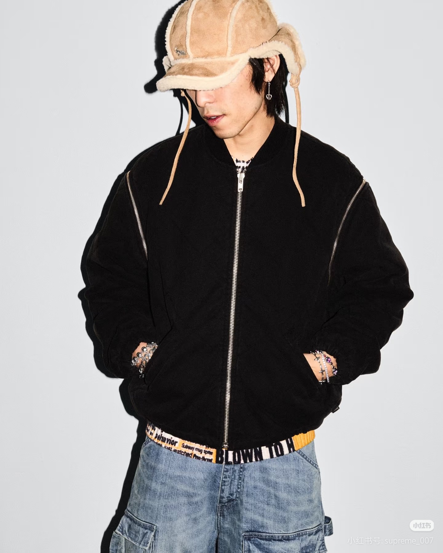 P290#S53 资讯图
Supreme FW25 WEEK1 Zip-Off Sleeve Quilted Bomber Jacket 可拆卸拉链袖子飞行夹克马甲二合棉服外套 男女同款
绗缝棉质帆布面料，棉混纺衬里。全拉链门襟，正面下方有双贴边拉链插手口袋，内部胸袋。袖子可拆卸，针织罗纹领口，弹性袖口和下摆。后颈有编织徽标标签。
颜色：黑色 蓝色 树枝迷彩
尺码：S M L XL
          衣长      胸围      肩宽     袖长
S         63         131        53.8       63
M        65         135       55          64
L          67         139       56.2      65
XL       69         143       57.4      66