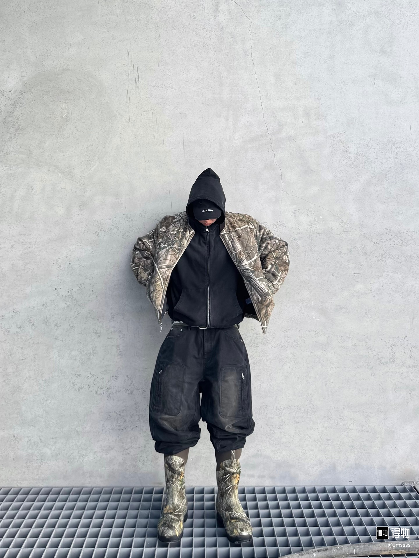 P290#S53 资讯图
Supreme FW25 WEEK1 Zip-Off Sleeve Quilted Bomber Jacket 可拆卸拉链袖子飞行夹克马甲二合棉服外套 男女同款
绗缝棉质帆布面料，棉混纺衬里。全拉链门襟，正面下方有双贴边拉链插手口袋，内部胸袋。袖子可拆卸，针织罗纹领口，弹性袖口和下摆。后颈有编织徽标标签。
颜色：黑色 蓝色 树枝迷彩
尺码：S M L XL
          衣长      胸围      肩宽     袖长
S         63         131        53.8       63
M        65         135       55          64
L          67         139       56.2      65
XL       69         143       57.4      66