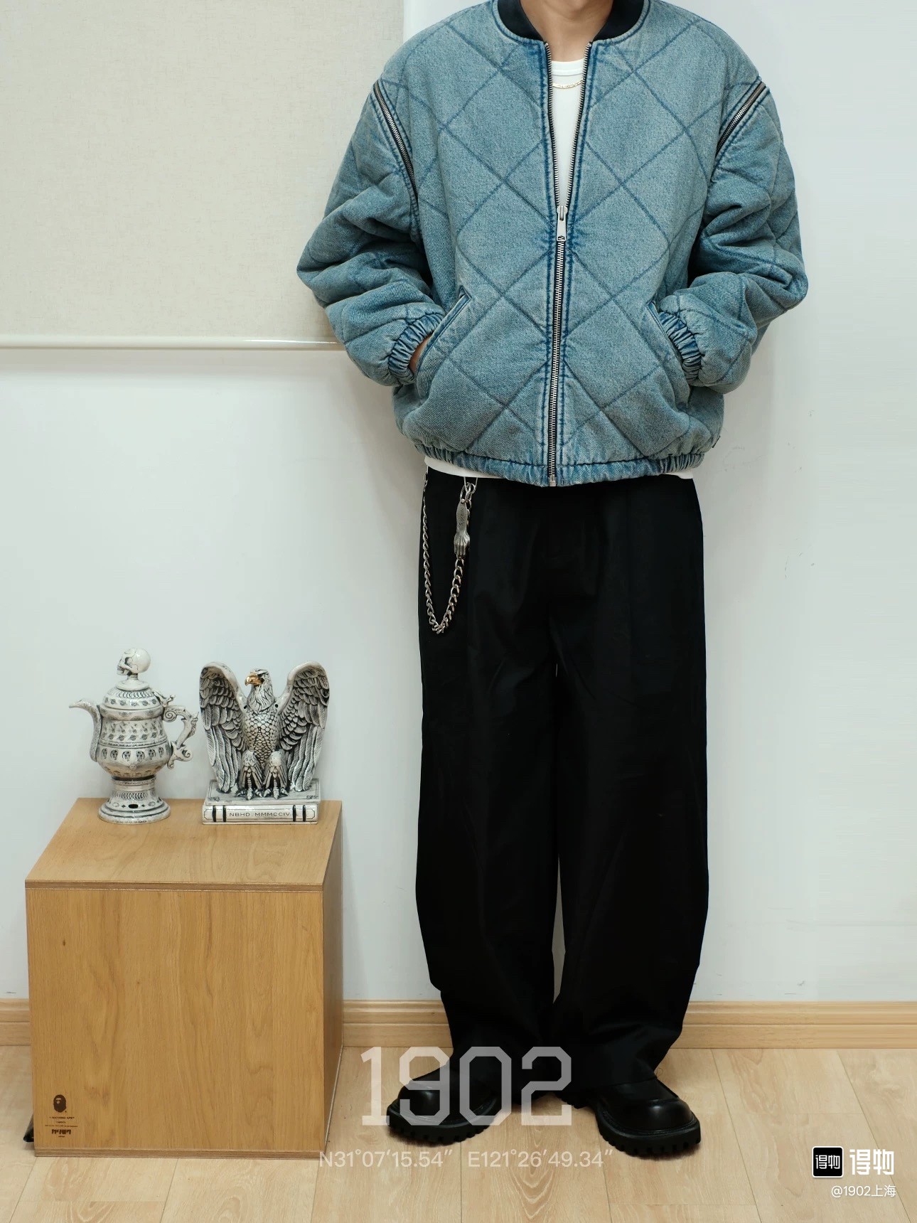 P290#S53 资讯图
Supreme FW25 WEEK1 Zip-Off Sleeve Quilted Bomber Jacket 可拆卸拉链袖子飞行夹克马甲二合棉服外套 男女同款
绗缝棉质帆布面料，棉混纺衬里。全拉链门襟，正面下方有双贴边拉链插手口袋，内部胸袋。袖子可拆卸，针织罗纹领口，弹性袖口和下摆。后颈有编织徽标标签。
颜色：黑色 蓝色 树枝迷彩
尺码：S M L XL
          衣长      胸围      肩宽     袖长
S         63         131        53.8       63
M        65         135       55          64
L          67         139       56.2      65
XL       69         143       57.4      66