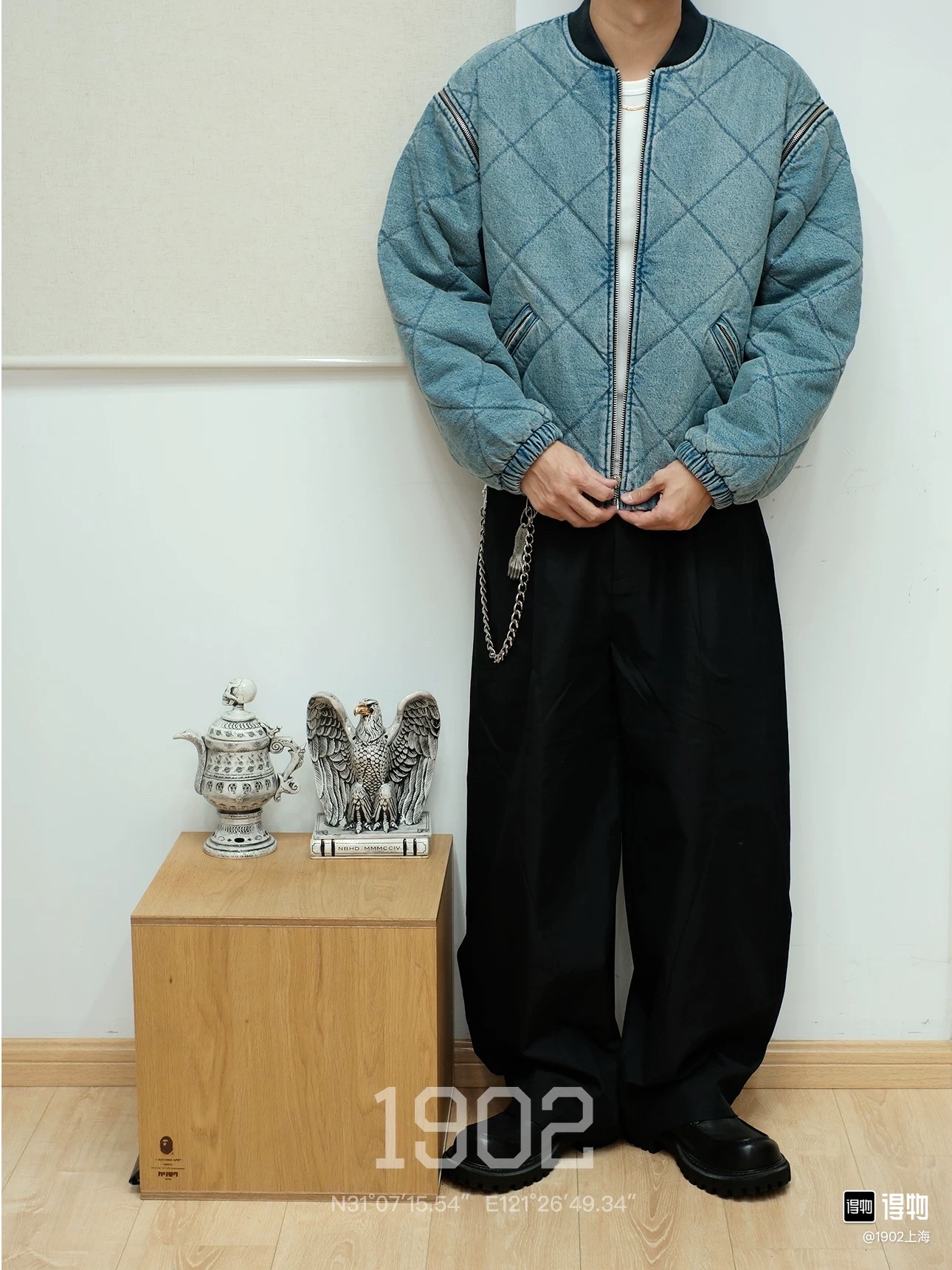 P290#S53 资讯图
Supreme FW25 WEEK1 Zip-Off Sleeve Quilted Bomber Jacket 可拆卸拉链袖子飞行夹克马甲二合棉服外套 男女同款
绗缝棉质帆布面料，棉混纺衬里。全拉链门襟，正面下方有双贴边拉链插手口袋，内部胸袋。袖子可拆卸，针织罗纹领口，弹性袖口和下摆。后颈有编织徽标标签。
颜色：黑色 蓝色 树枝迷彩
尺码：S M L XL
          衣长      胸围      肩宽     袖长
S         63         131        53.8       63
M        65         135       55          64
L          67         139       56.2      65
XL       69         143       57.4      66