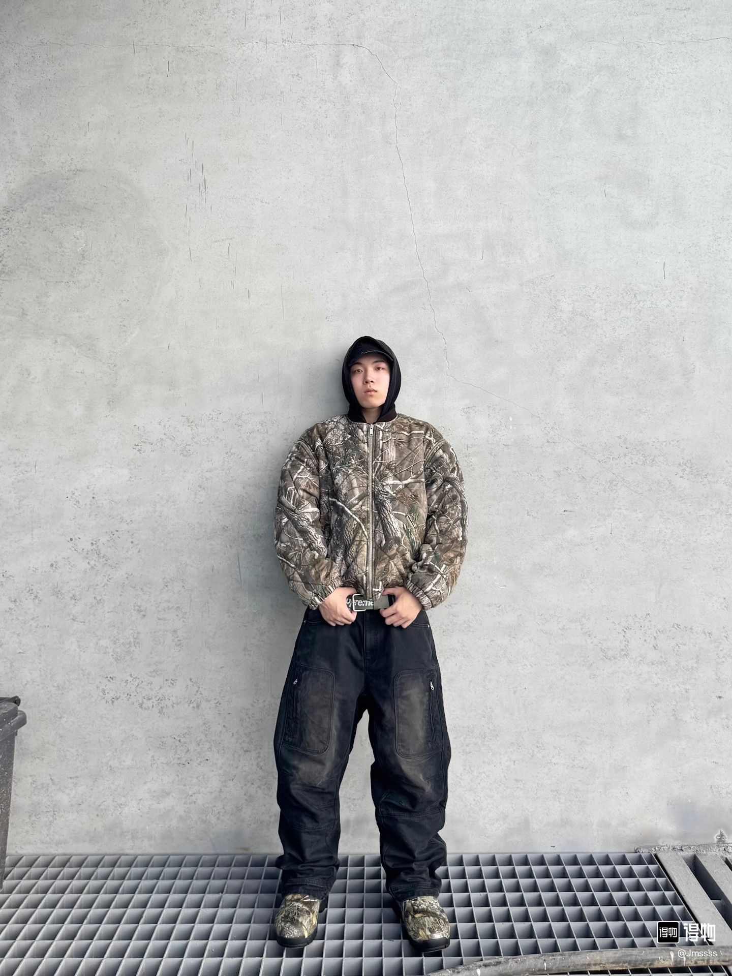 P290#S53 资讯图
Supreme FW25 WEEK1 Zip-Off Sleeve Quilted Bomber Jacket 可拆卸拉链袖子飞行夹克马甲二合棉服外套 男女同款
绗缝棉质帆布面料，棉混纺衬里。全拉链门襟，正面下方有双贴边拉链插手口袋，内部胸袋。袖子可拆卸，针织罗纹领口，弹性袖口和下摆。后颈有编织徽标标签。
颜色：黑色 蓝色 树枝迷彩
尺码：S M L XL
          衣长      胸围      肩宽     袖长
S         63         131        53.8       63
M        65         135       55          64
L          67         139       56.2      65
XL       69         143       57.4      66