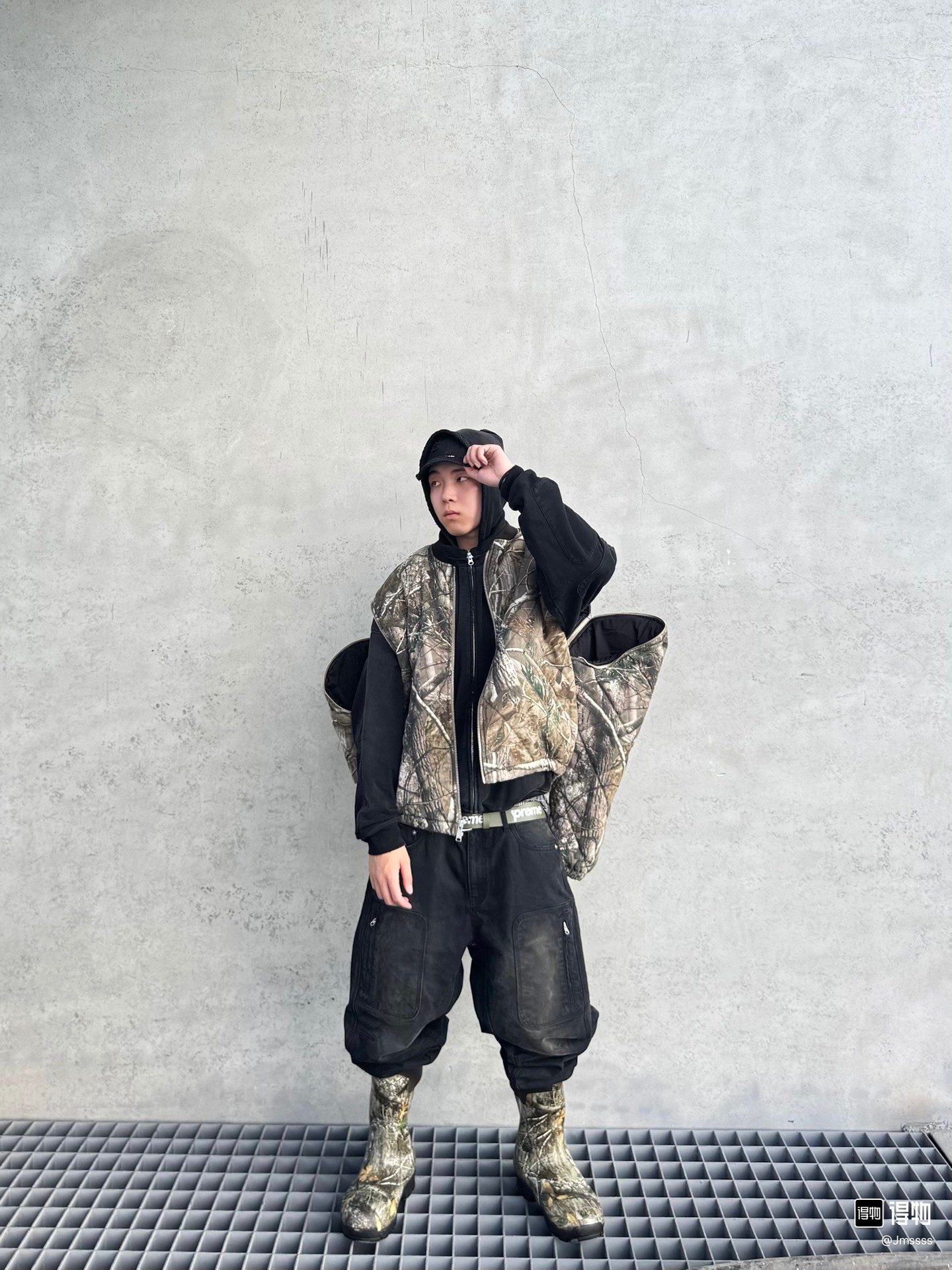 P290#S53 资讯图
Supreme FW25 WEEK1 Zip-Off Sleeve Quilted Bomber Jacket 可拆卸拉链袖子飞行夹克马甲二合棉服外套 男女同款
绗缝棉质帆布面料，棉混纺衬里。全拉链门襟，正面下方有双贴边拉链插手口袋，内部胸袋。袖子可拆卸，针织罗纹领口，弹性袖口和下摆。后颈有编织徽标标签。
颜色：黑色 蓝色 树枝迷彩
尺码：S M L XL
          衣长      胸围      肩宽     袖长
S         63         131        53.8       63
M        65         135       55          64
L          67         139       56.2      65
XL       69         143       57.4      66