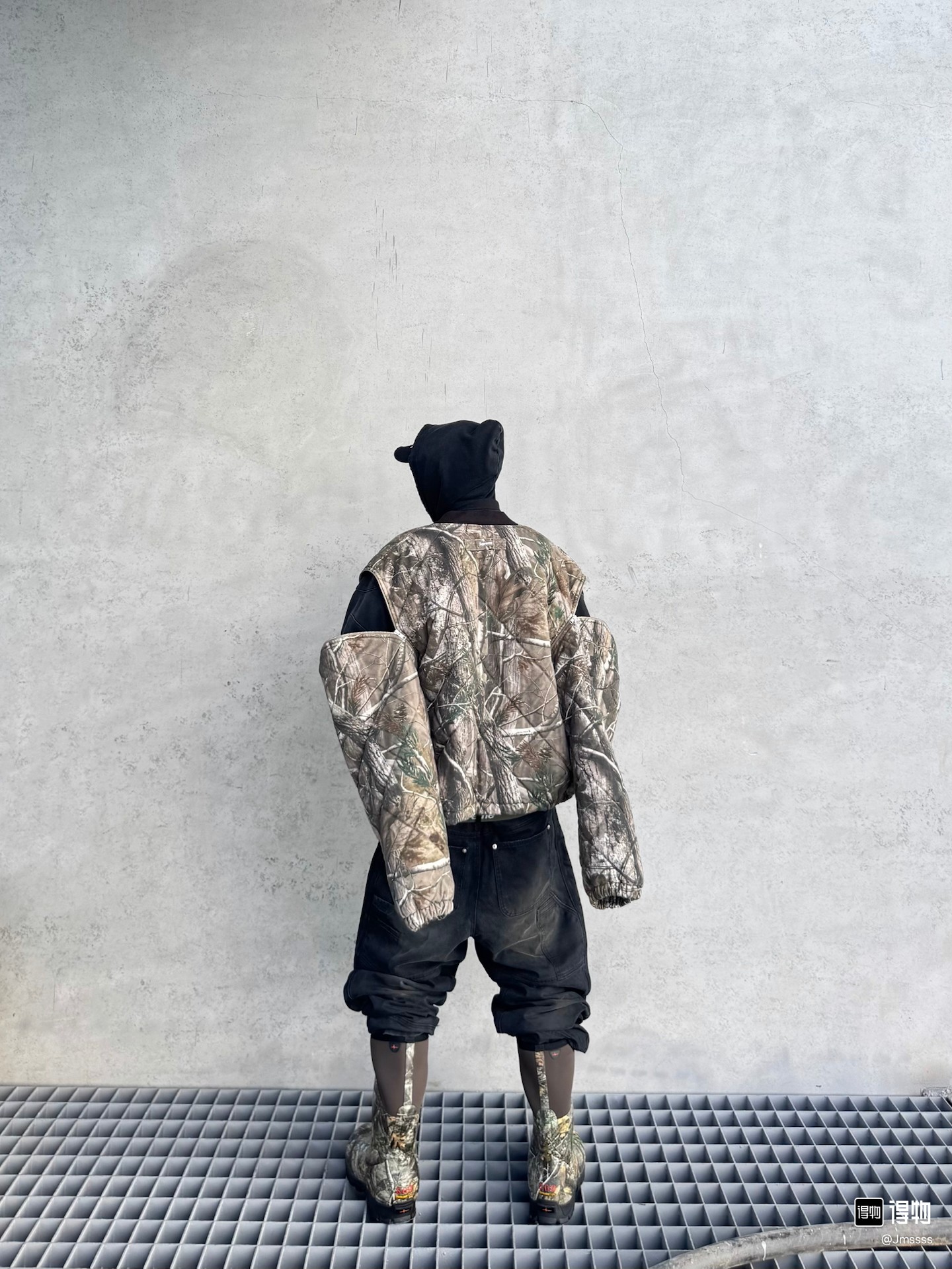 P290#S53 资讯图
Supreme FW25 WEEK1 Zip-Off Sleeve Quilted Bomber Jacket 可拆卸拉链袖子飞行夹克马甲二合棉服外套 男女同款
绗缝棉质帆布面料，棉混纺衬里。全拉链门襟，正面下方有双贴边拉链插手口袋，内部胸袋。袖子可拆卸，针织罗纹领口，弹性袖口和下摆。后颈有编织徽标标签。
颜色：黑色 蓝色 树枝迷彩
尺码：S M L XL
          衣长      胸围      肩宽     袖长
S         63         131        53.8       63
M        65         135       55          64
L          67         139       56.2      65
XL       69         143       57.4      66