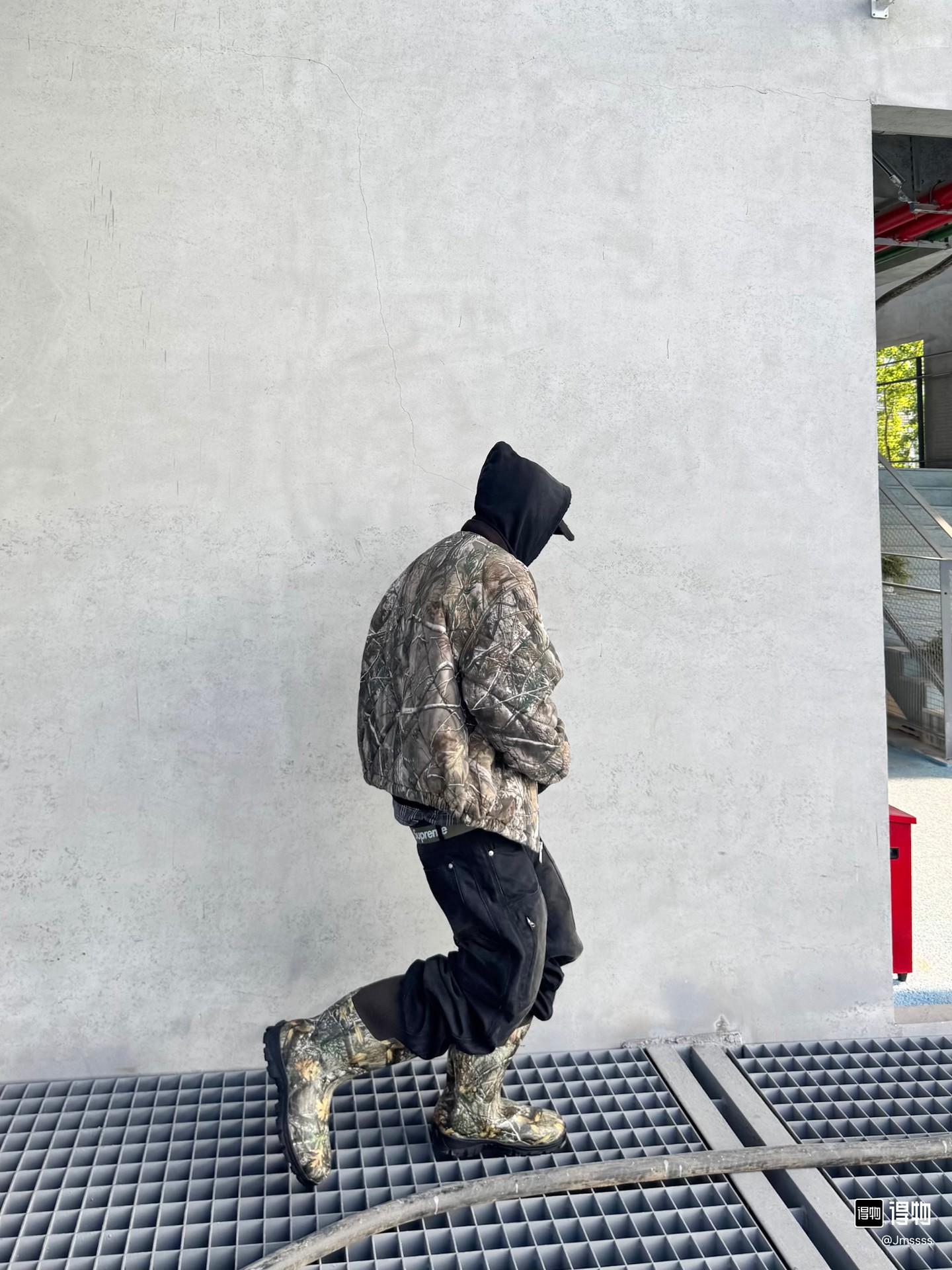 P290#S53 资讯图
Supreme FW25 WEEK1 Zip-Off Sleeve Quilted Bomber Jacket 可拆卸拉链袖子飞行夹克马甲二合棉服外套 男女同款
绗缝棉质帆布面料，棉混纺衬里。全拉链门襟，正面下方有双贴边拉链插手口袋，内部胸袋。袖子可拆卸，针织罗纹领口，弹性袖口和下摆。后颈有编织徽标标签。
颜色：黑色 蓝色 树枝迷彩
尺码：S M L XL
          衣长      胸围      肩宽     袖长
S         63         131        53.8       63
M        65         135       55          64
L          67         139       56.2      65
XL       69         143       57.4      66