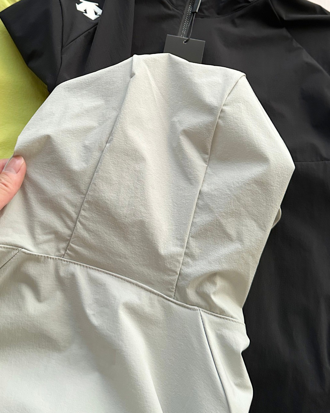 Chaqueta Ligera Descente con Capucha, Protección Solar y Transpirable para Hombre y Mujer 19 a1749376184197 7085