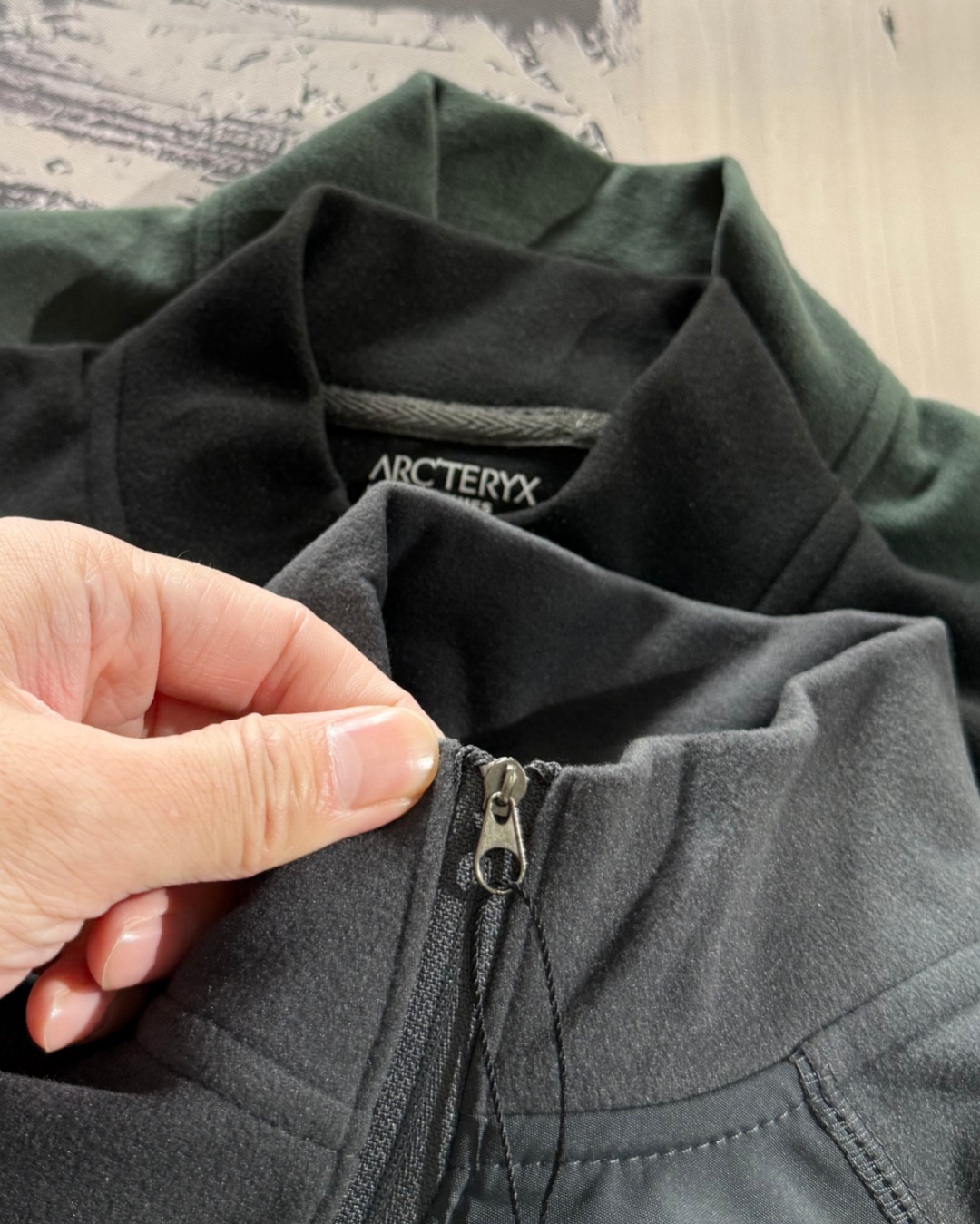 上新💰125
ARC,TERYX /始祖鸟户高弹德绒无痕压胶口袋半拉链长袖打底 
双面德绒的面料，绒面温暖不起球，具备吸湿排汗
同时加入Polygiene抑菌银离子，长效抑制细菌的增长，减少异味滋生
双层琐温，蓄热暖绒，轻量化质地
胸前有立体压胶贴袋 独特有型！
全身的走线都是4针6线！3D立体裁剪
上身显瘦有型 
颜色:黑色  深灰  墨绿
尺码：M-2XL
      衣长   胸围    肩宽
M   69      104      41
L    75      109      42
XL  75      114       43
2XL78      119       44
