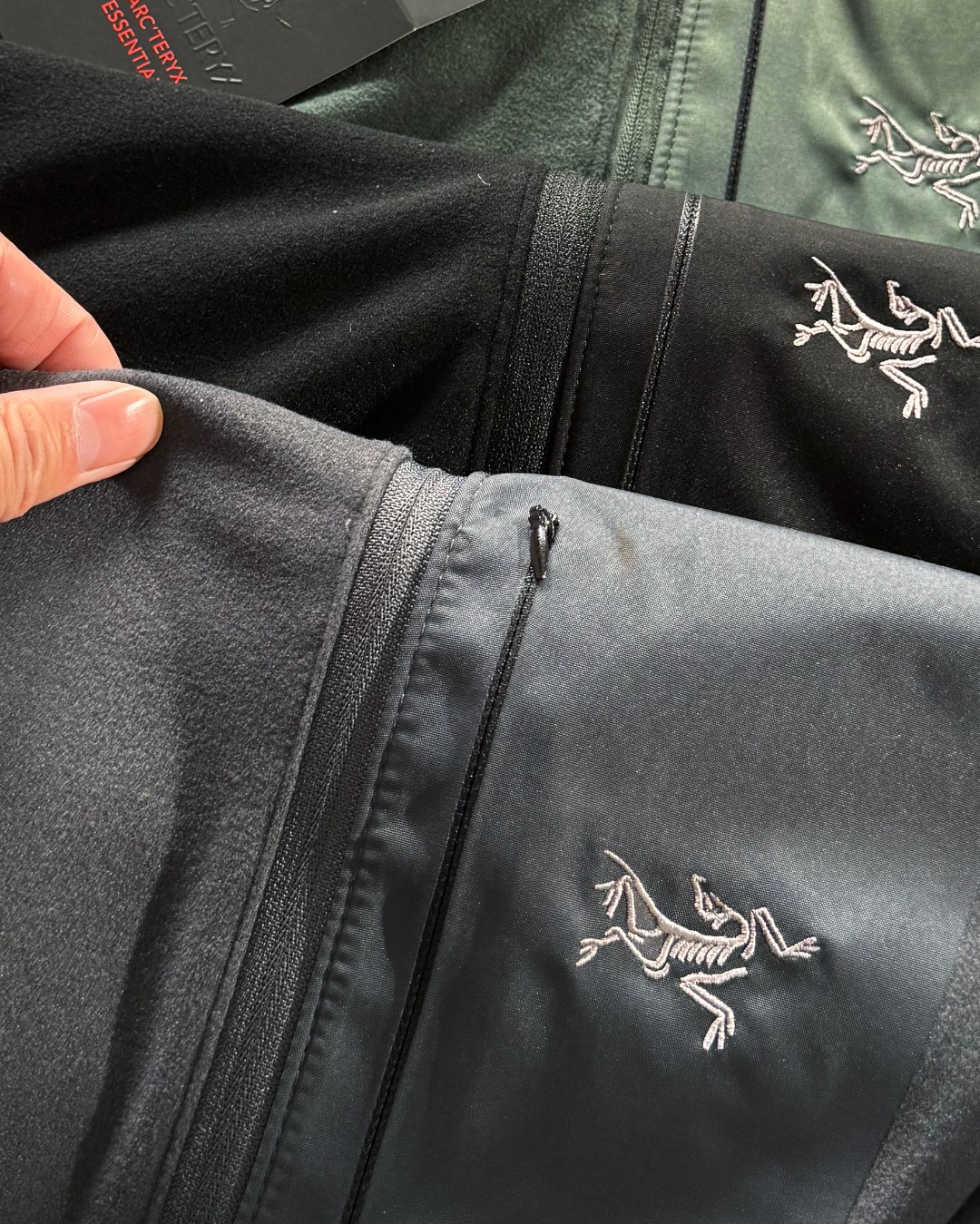 上新💰125
ARC,TERYX /始祖鸟户高弹德绒无痕压胶口袋半拉链长袖打底 
双面德绒的面料，绒面温暖不起球，具备吸湿排汗
同时加入Polygiene抑菌银离子，长效抑制细菌的增长，减少异味滋生
双层琐温，蓄热暖绒，轻量化质地
胸前有立体压胶贴袋 独特有型！
全身的走线都是4针6线！3D立体裁剪
上身显瘦有型 
颜色:黑色  深灰  墨绿
尺码：M-2XL
      衣长   胸围    肩宽
M   69      104      41
L    75      109      42
XL  75      114       43
2XL78      119       44