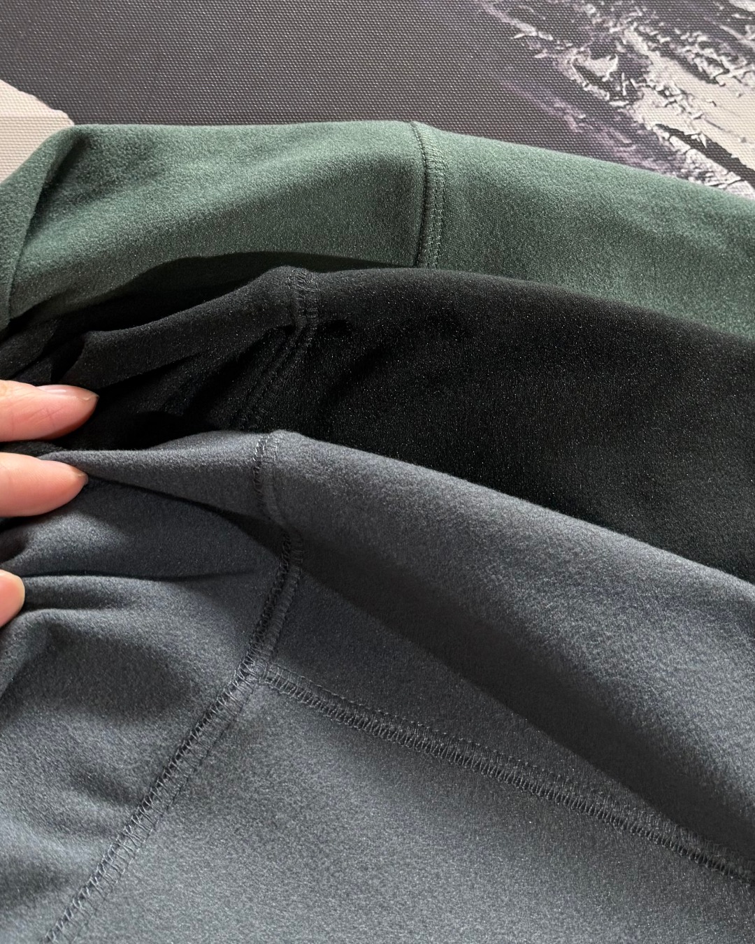 上新💰125
ARC,TERYX /始祖鸟户高弹德绒无痕压胶口袋半拉链长袖打底 
双面德绒的面料，绒面温暖不起球，具备吸湿排汗
同时加入Polygiene抑菌银离子，长效抑制细菌的增长，减少异味滋生
双层琐温，蓄热暖绒，轻量化质地
胸前有立体压胶贴袋 独特有型！
全身的走线都是4针6线！3D立体裁剪
上身显瘦有型 
颜色:黑色  深灰  墨绿
尺码：M-2XL
      衣长   胸围    肩宽
M   69      104      41
L    75      109      42
XL  75      114       43
2XL78      119       44