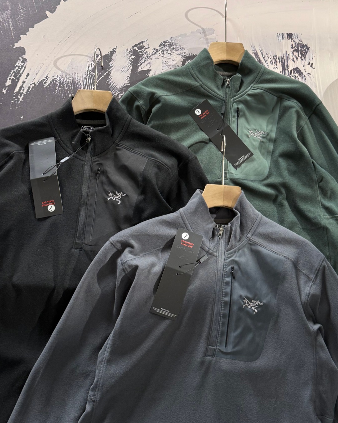 上新💰125
ARC,TERYX /始祖鸟户高弹德绒无痕压胶口袋半拉链长袖打底 
双面德绒的面料，绒面温暖不起球，具备吸湿排汗
同时加入Polygiene抑菌银离子，长效抑制细菌的增长，减少异味滋生
双层琐温，蓄热暖绒，轻量化质地
胸前有立体压胶贴袋 独特有型！
全身的走线都是4针6线！3D立体裁剪
上身显瘦有型 
颜色:黑色  深灰  墨绿
尺码：M-2XL
      衣长   胸围    肩宽
M   69      104      41
L    75      109      42
XL  75      114       43
2XL78      119       44