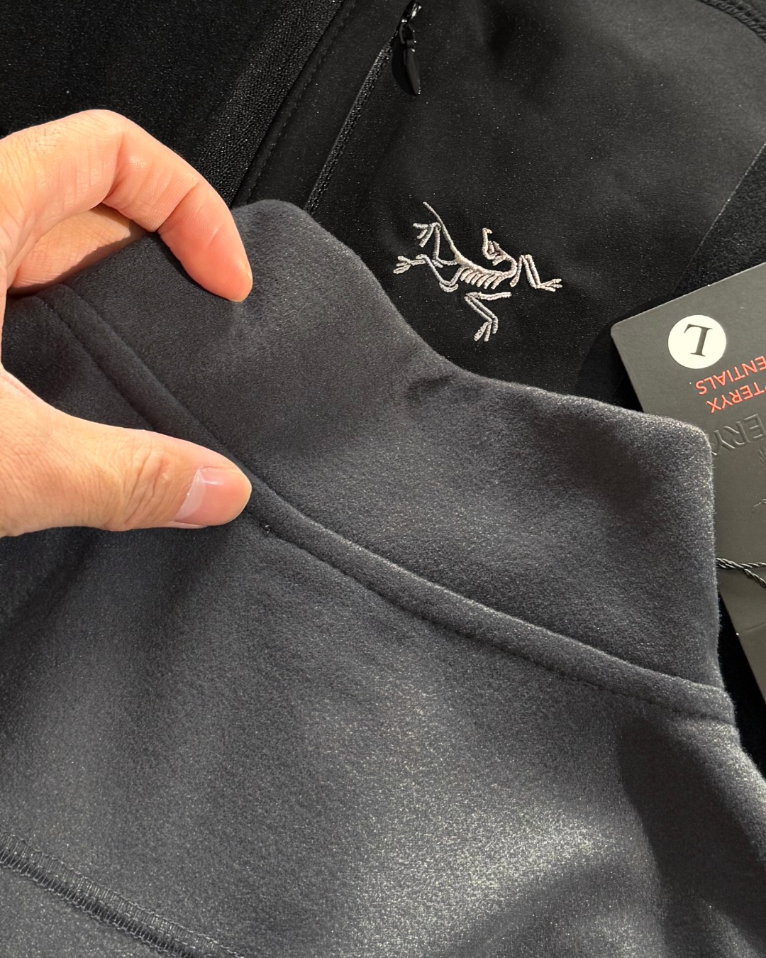 上新💰125
ARC,TERYX /始祖鸟户高弹德绒无痕压胶口袋半拉链长袖打底 
双面德绒的面料，绒面温暖不起球，具备吸湿排汗
同时加入Polygiene抑菌银离子，长效抑制细菌的增长，减少异味滋生
双层琐温，蓄热暖绒，轻量化质地
胸前有立体压胶贴袋 独特有型！
全身的走线都是4针6线！3D立体裁剪
上身显瘦有型 
颜色:黑色  深灰  墨绿
尺码：M-2XL
      衣长   胸围    肩宽
M   69      104      41
L    75      109      42
XL  75      114       43
2XL78      119       44