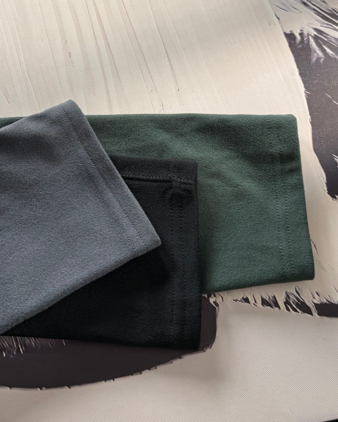 上新💰125
ARC,TERYX /始祖鸟户高弹德绒无痕压胶口袋半拉链长袖打底 
双面德绒的面料，绒面温暖不起球，具备吸湿排汗
同时加入Polygiene抑菌银离子，长效抑制细菌的增长，减少异味滋生
双层琐温，蓄热暖绒，轻量化质地
胸前有立体压胶贴袋 独特有型！
全身的走线都是4针6线！3D立体裁剪
上身显瘦有型 
颜色:黑色  深灰  墨绿
尺码：M-2XL
      衣长   胸围    肩宽
M   69      104      41
L    75      109      42
XL  75      114       43
2XL78      119       44