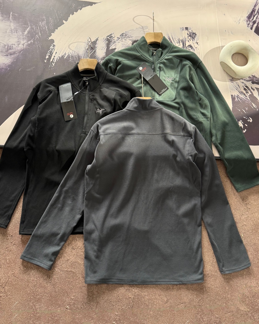 上新💰125
ARC,TERYX /始祖鸟户高弹德绒无痕压胶口袋半拉链长袖打底 
双面德绒的面料，绒面温暖不起球，具备吸湿排汗
同时加入Polygiene抑菌银离子，长效抑制细菌的增长，减少异味滋生
双层琐温，蓄热暖绒，轻量化质地
胸前有立体压胶贴袋 独特有型！
全身的走线都是4针6线！3D立体裁剪
上身显瘦有型 
颜色:黑色  深灰  墨绿
尺码：M-2XL
      衣长   胸围    肩宽
M   69      104      41
L    75      109      42
XL  75      114       43
2XL78      119       44