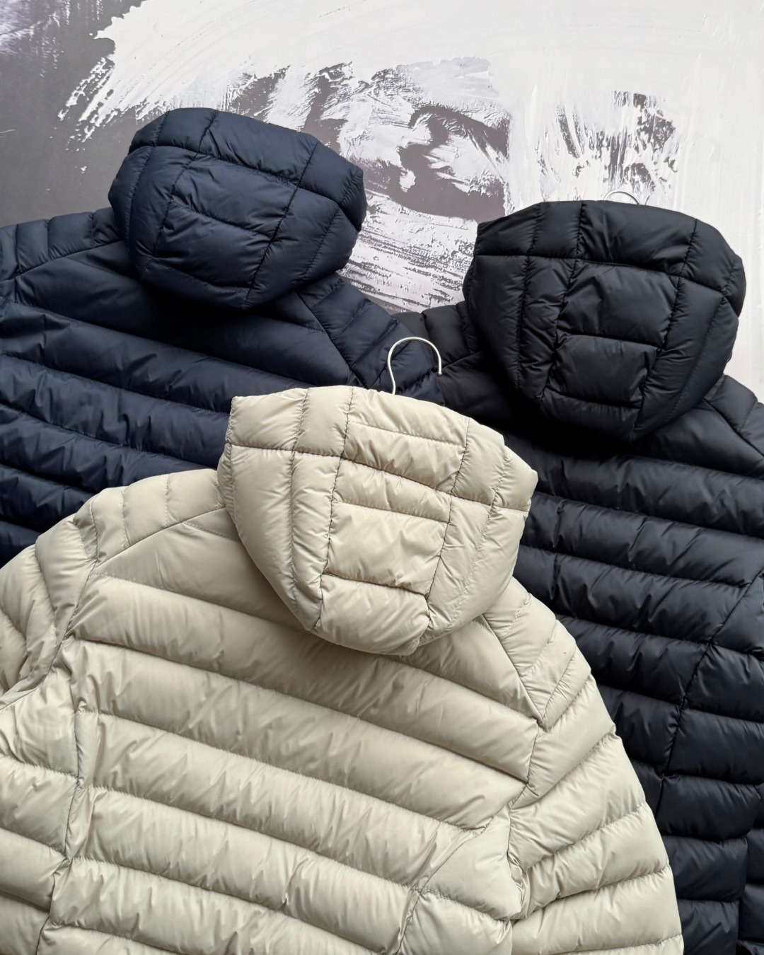 供💰150
ARC'TERYX 始祖鸟加厚加绒棉服 男女同款 
   加绒加棉 北方冬季可穿
    定制的三防面料，具备出色的防风和防水性能。无论是凛冽的寒风还是突如其来的细雨，它都能像坚固的盾牌一样，为您抵御外界的侵袭，让您在户外始终保持干爽与温暖
  内里填充拒水棉 即使在户外遇到水汽或者汗水，拒水棉也不会像普通棉花那样吸水变重，内里使用加绒内里。在原有基础上更加保暖，贴肌肤面更加柔软舒适！！
基础款百搭不挑人！
颜色:黑色 卡其 藏蓝
尺码:L-4XL
尺码 后中长 胸围  袖长 
L        64     108   87.5
XL      66     112    90.2
2XL    68     116    92.6
3XL    70     120    95.2
4XL    72     124     98