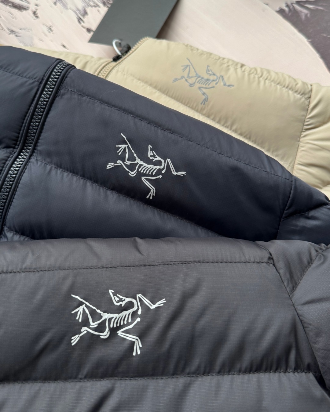 供💰150
ARC'TERYX 始祖鸟加厚加绒棉服 男女同款 
   加绒加棉 北方冬季可穿
    定制的三防面料，具备出色的防风和防水性能。无论是凛冽的寒风还是突如其来的细雨，它都能像坚固的盾牌一样，为您抵御外界的侵袭，让您在户外始终保持干爽与温暖
  内里填充拒水棉 即使在户外遇到水汽或者汗水，拒水棉也不会像普通棉花那样吸水变重，内里使用加绒内里。在原有基础上更加保暖，贴肌肤面更加柔软舒适！！
基础款百搭不挑人！
颜色:黑色 卡其 藏蓝
尺码:L-4XL
尺码 后中长 胸围  袖长 
L        64     108   87.5
XL      66     112    90.2
2XL    68     116    92.6
3XL    70     120    95.2
4XL    72     124     98