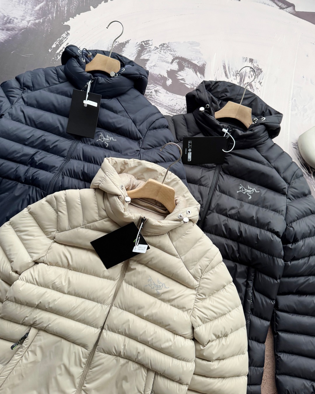 供💰150
ARC'TERYX 始祖鸟加厚加绒棉服 男女同款 
   加绒加棉 北方冬季可穿
    定制的三防面料，具备出色的防风和防水性能。无论是凛冽的寒风还是突如其来的细雨，它都能像坚固的盾牌一样，为您抵御外界的侵袭，让您在户外始终保持干爽与温暖
  内里填充拒水棉 即使在户外遇到水汽或者汗水，拒水棉也不会像普通棉花那样吸水变重，内里使用加绒内里。在原有基础上更加保暖，贴肌肤面更加柔软舒适！！
基础款百搭不挑人！
颜色:黑色 卡其 藏蓝
尺码:L-4XL
尺码 后中长 胸围  袖长 
L        64     108   87.5
XL      66     112    90.2
2XL    68     116    92.6
3XL    70     120    95.2
4XL    72     124     98