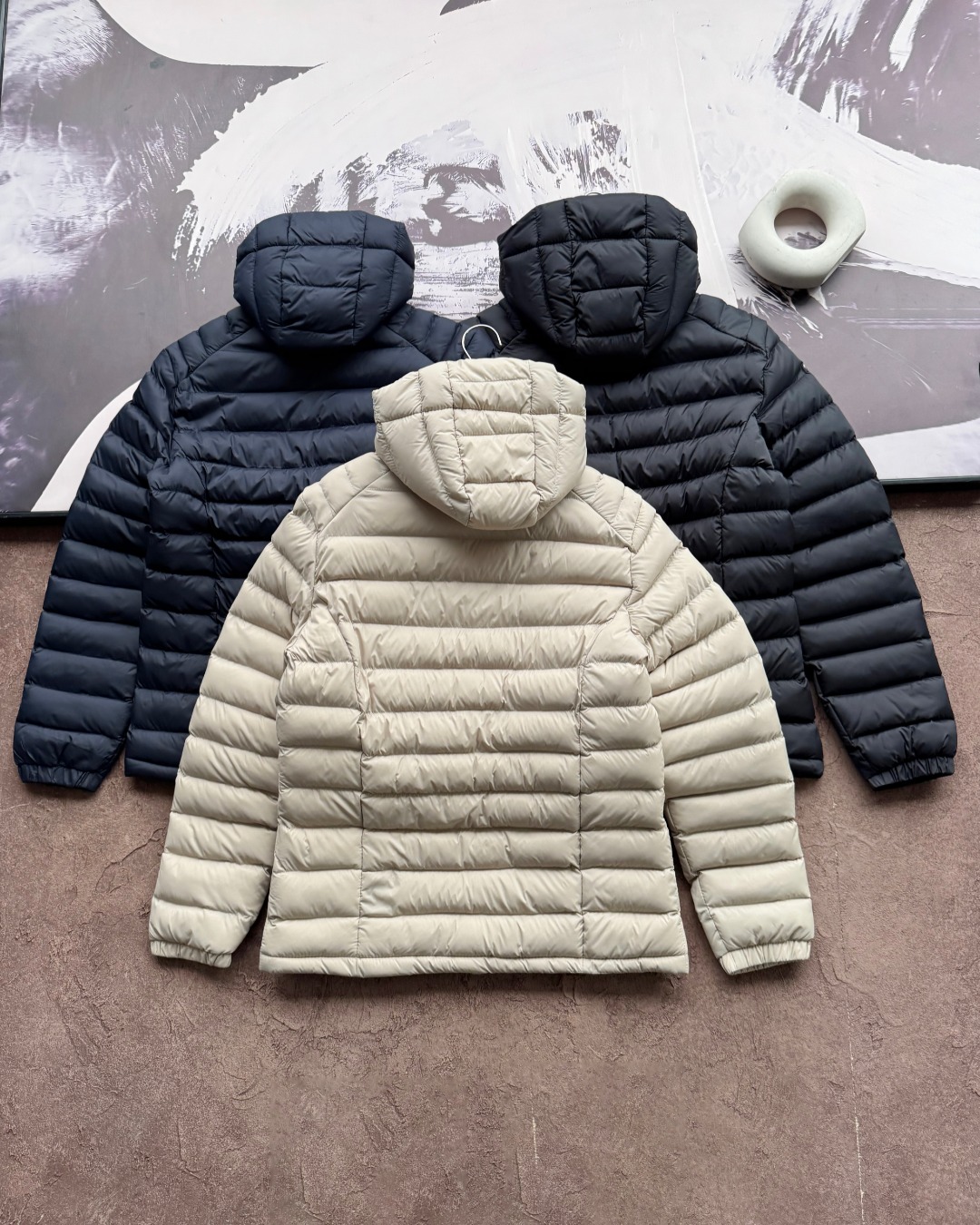 供💰150
ARC'TERYX 始祖鸟加厚加绒棉服 男女同款 
   加绒加棉 北方冬季可穿
    定制的三防面料，具备出色的防风和防水性能。无论是凛冽的寒风还是突如其来的细雨，它都能像坚固的盾牌一样，为您抵御外界的侵袭，让您在户外始终保持干爽与温暖
  内里填充拒水棉 即使在户外遇到水汽或者汗水，拒水棉也不会像普通棉花那样吸水变重，内里使用加绒内里。在原有基础上更加保暖，贴肌肤面更加柔软舒适！！
基础款百搭不挑人！
颜色:黑色 卡其 藏蓝
尺码:L-4XL
尺码 后中长 胸围  袖长 
L        64     108   87.5
XL      66     112    90.2
2XL    68     116    92.6
3XL    70     120    95.2
4XL    72     124     98