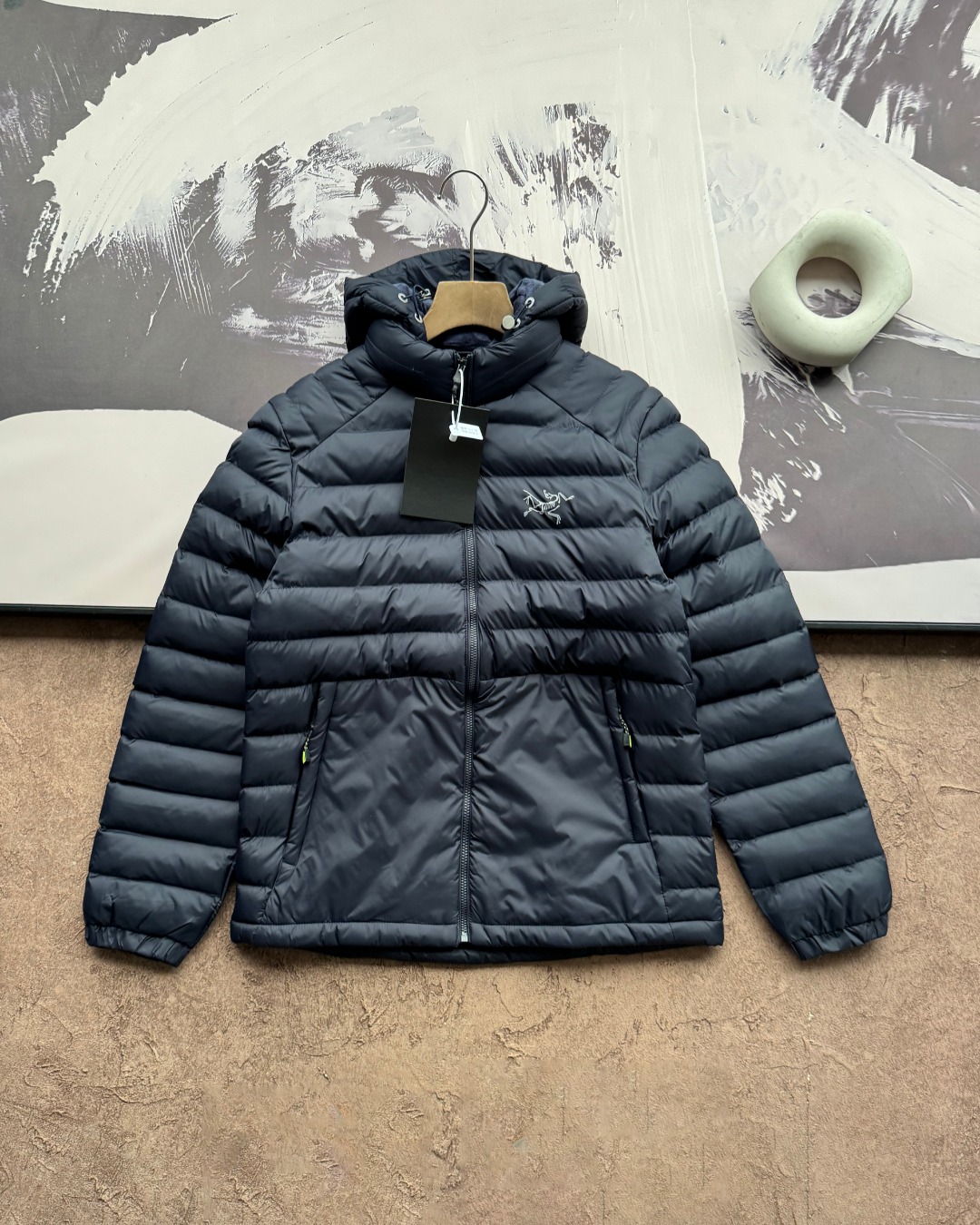 供💰150
ARC'TERYX 始祖鸟加厚加绒棉服 男女同款 
   加绒加棉 北方冬季可穿
    定制的三防面料，具备出色的防风和防水性能。无论是凛冽的寒风还是突如其来的细雨，它都能像坚固的盾牌一样，为您抵御外界的侵袭，让您在户外始终保持干爽与温暖
  内里填充拒水棉 即使在户外遇到水汽或者汗水，拒水棉也不会像普通棉花那样吸水变重，内里使用加绒内里。在原有基础上更加保暖，贴肌肤面更加柔软舒适！！
基础款百搭不挑人！
颜色:黑色 卡其 藏蓝
尺码:L-4XL
尺码 后中长 胸围  袖长 
L        64     108   87.5
XL      66     112    90.2
2XL    68     116    92.6
3XL    70     120    95.2
4XL    72     124     98