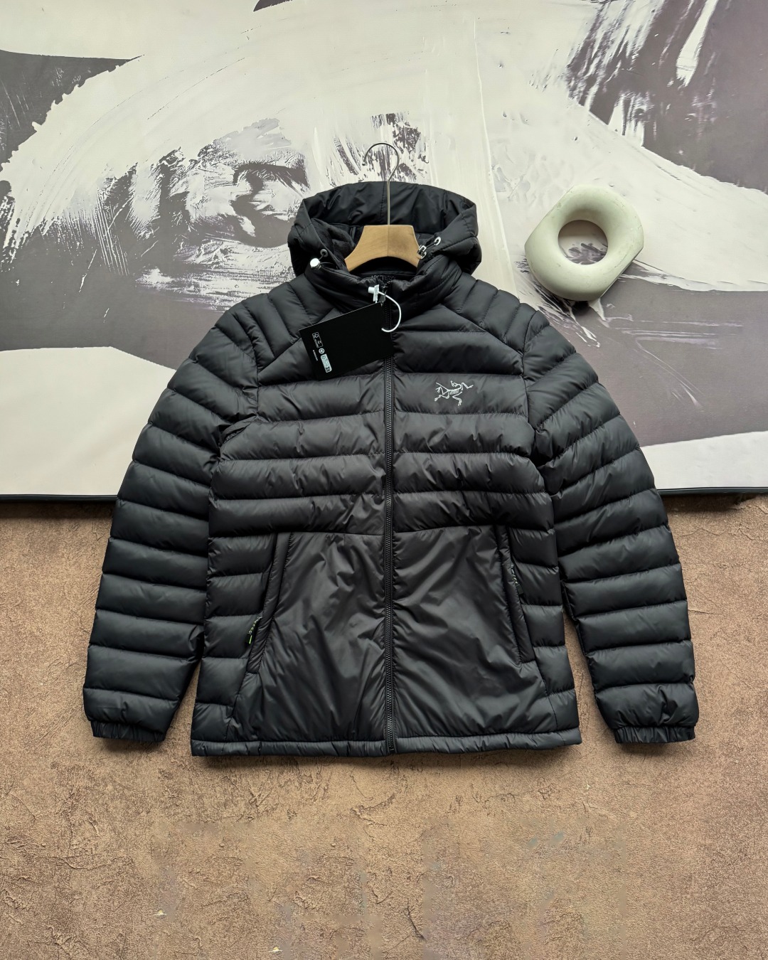 供💰150
ARC'TERYX 始祖鸟加厚加绒棉服 男女同款 
   加绒加棉 北方冬季可穿
    定制的三防面料，具备出色的防风和防水性能。无论是凛冽的寒风还是突如其来的细雨，它都能像坚固的盾牌一样，为您抵御外界的侵袭，让您在户外始终保持干爽与温暖
  内里填充拒水棉 即使在户外遇到水汽或者汗水，拒水棉也不会像普通棉花那样吸水变重，内里使用加绒内里。在原有基础上更加保暖，贴肌肤面更加柔软舒适！！
基础款百搭不挑人！
颜色:黑色 卡其 藏蓝
尺码:L-4XL
尺码 后中长 胸围  袖长 
L        64     108   87.5
XL      66     112    90.2
2XL    68     116    92.6
3XL    70     120    95.2
4XL    72     124     98