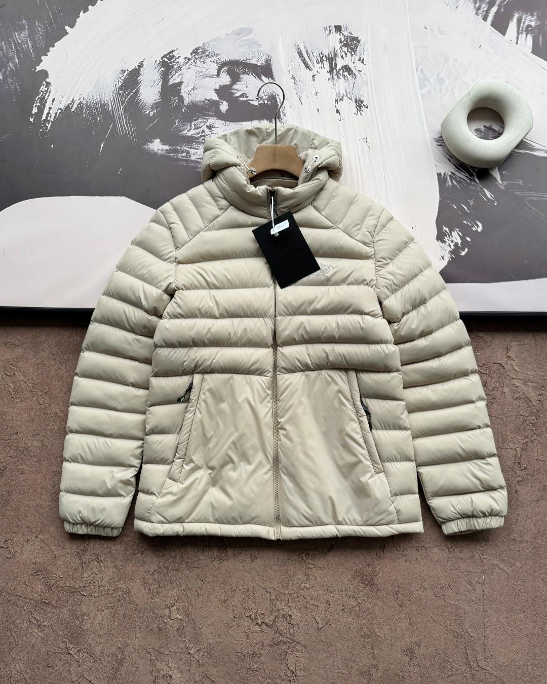 供💰150
ARC'TERYX 始祖鸟加厚加绒棉服 男女同款 
   加绒加棉 北方冬季可穿
    定制的三防面料，具备出色的防风和防水性能。无论是凛冽的寒风还是突如其来的细雨，它都能像坚固的盾牌一样，为您抵御外界的侵袭，让您在户外始终保持干爽与温暖
  内里填充拒水棉 即使在户外遇到水汽或者汗水，拒水棉也不会像普通棉花那样吸水变重，内里使用加绒内里。在原有基础上更加保暖，贴肌肤面更加柔软舒适！！
基础款百搭不挑人！
颜色:黑色 卡其 藏蓝
尺码:L-4XL
尺码 后中长 胸围  袖长 
L        64     108   87.5
XL      66     112    90.2
2XL    68     116    92.6
3XL    70     120    95.2
4XL    72     124     98