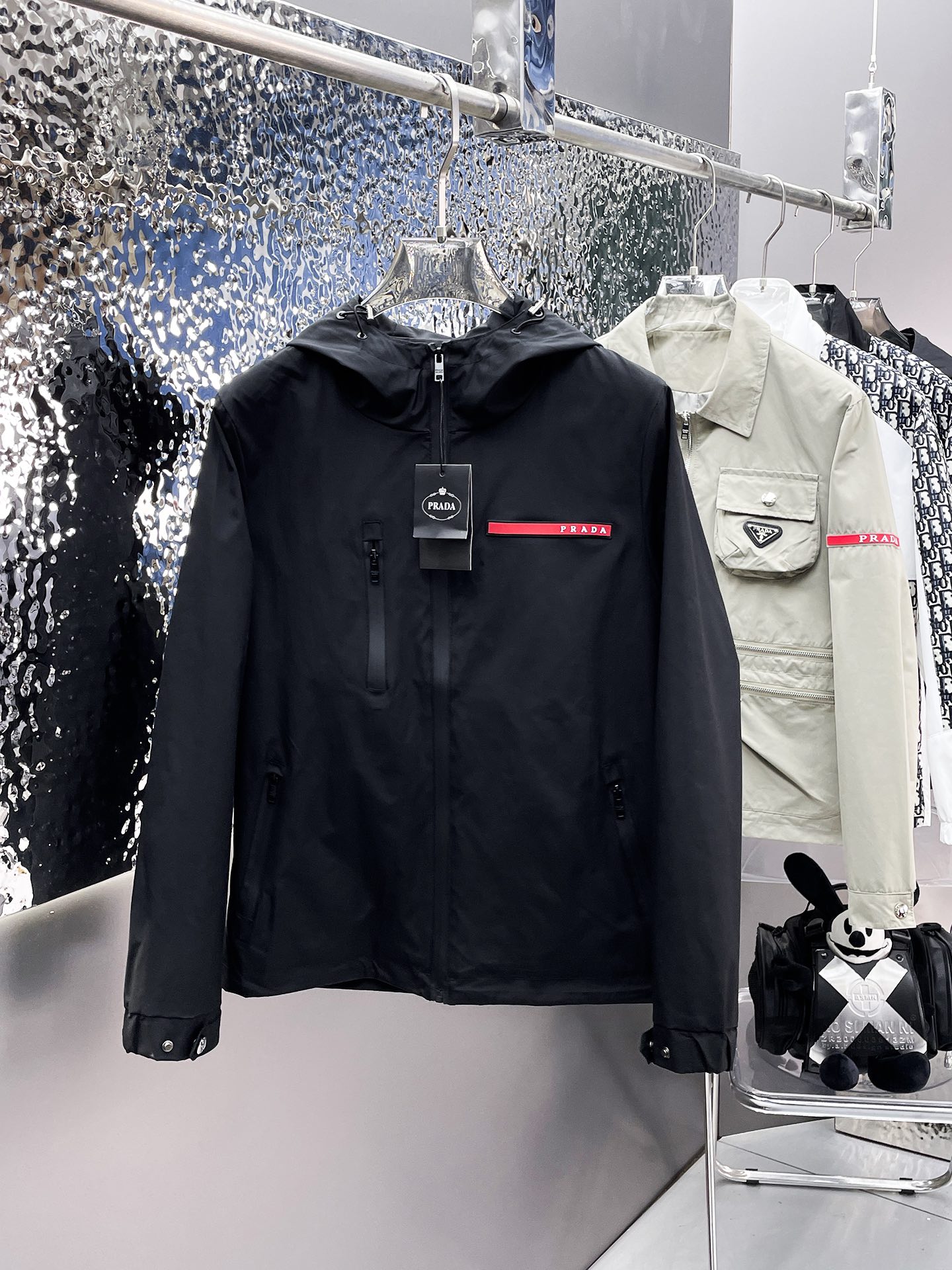 NO:537180,Prada 2025 autumn new casual jacket jacket, the latest fashionable casual zipper jacket, fashionable hooded jacket jacket! Made of professionally customized light and thin technical fabrics, the surface is neat and smooth and shiny, and the texture is obvious through the screen. The upper body is comfortable, light and not stuffy, giving you the most enjoyable wearing experience!  Exquisite auxiliary materials logo accessories!  It perfectly enhances the overall sense of luxury and class, and can get a high-end luxury atmosphere at a glance! The basic conventional hooded jacket style cut is versatile and simple on the upper body, and it is easy to deal with various occasions and environments. It is undoubtedly a must-have item for daily commuting! Size M-3XL placing an order to report height and weight!  ,,prada,jackets & coats,jackets & coats,hats,alexander wang19860909普拉达 2025秋季新款休闲夹克外套,最新时尚休闲拉链夹克,时尚连帽夹克外套!专业定制的轻薄科技面料制成,表面整洁光滑且富有光泽,质感透过屏幕都显而易见,上身舒适轻盈不闷热, 给你最为享受的穿着体验！精致辅料Logo配饰！完美提升了整体的奢华档次感,一眼就能Get到的高端奢华气息!基础常规的连帽夹克版型裁剪,上身百搭简约不挑人,轻松应对各种场合与环境,属于日常通勤必备的臻品无疑!尺码M-3XL下单报身高体重！,,prada,jackets & coats,jackets & coats,hats,alexander wang,Men's clothing