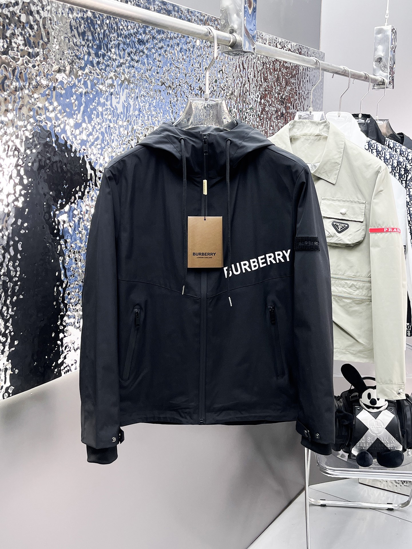 NO:537181,Burberry's new autumn 2025 casual jacket, the latest fashionable casual zipper jacket, fashionable hooded jacket! Made of professionally customized light and thin technical fabrics, the surface is neat and smooth and shiny, and the texture is obvious through the screen. The upper body is comfortable, light and not stuffy, giving you the most enjoyable wearing experience!  Exquisite auxiliary materials logo accessories!  It perfectly enhances the overall sense of luxury and class, and can get a high-end luxury atmosphere at a glance! The basic conventional hooded jacket style cut is versatile and simple on the upper body, and it is easy to deal with various occasions and environments. It is undoubtedly a must-have item for daily commuting! Size M-3XL placing an order to report height and weight!  ,burberry,jackets & coats,jackets & coats,hats,alexander wang19860909巴宝莉 2025秋季新款休闲夹克外套,最新时尚休闲拉链夹克,时尚连帽夹克外套!专业定制的轻薄科技面料制成,表面整洁光滑且富有光泽,质感透过屏幕都显而易见,上身舒适轻盈不闷热, 给你最为享受的穿着体验！精致辅料Logo配饰！完美提升了整体的奢华档次感,一眼就能Get到的高端奢华气息!基础常规的连帽夹克版型裁剪,上身百搭简约不挑人,轻松应对各种场合与环境,属于日常通勤必备的臻品无疑!尺码M-3XL下单报身高体重！,,burberry,jackets & coats,jackets & coats,hats,alexander wang,Men's clothing