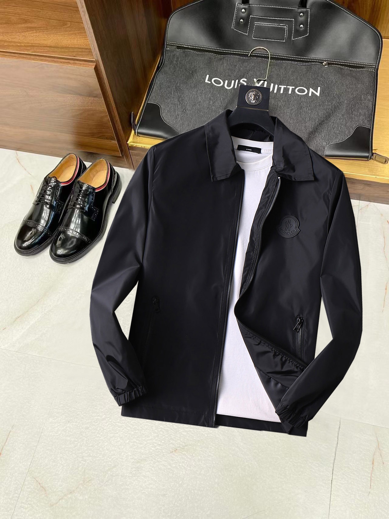 NO:537975,Autumn hit!  The new 2025 autumn jacket, the new product on the show is perfect, the memory fabric is comfortable and warm, the three-standard complete colors are full and attractive, and the very outstanding design easily advances the sense of fashion. The workmanship is extremely exquisite and rigorous, and the wiring is neat and meticulous!  A masterpiece of a big-name designer!  The upper body doesn't look bloated and super handsome!  Spot code M ~ XXXL placing an order to report height and weight!  ,Moncler,jackets & coats,jackets & coats,alexander wang19860909秋季爆款 ！ 蒙口 2025秋季新款夹克外套,秀场新品品相非常完美,记忆面料舒适保暖,三标齐全色泽饱满诱人,非常出彩的设计,轻松将时髦感进阶,做工极为考究严谨,走线工整细致！大牌设计师巨作！上身不显臃肿、超级帅气！现货码数M ～ XXXL下单报身高体重！,,Moncler,jackets & coats,jackets & coats,alexander wang,Men's clothing