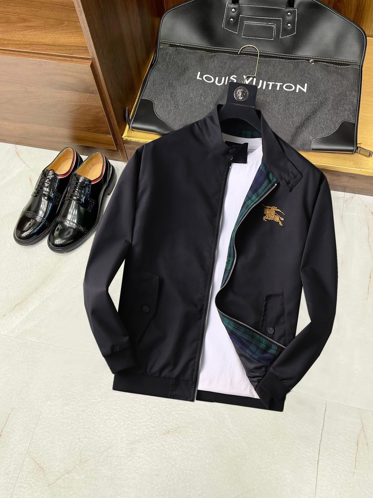 NO:537978,Autumn hit!  Burberry's new autumn jacket for 2025, the new product on the show is perfect, the memory fabric is comfortable and warm, the three-standard complete colors are full and attractive, and the very outstanding design easily advances the sense of fashion, the workmanship is extremely exquisite and rigorous, and the wiring is neat and meticulous!  A masterpiece of a big-name designer!  The upper body doesn't look bloated and super handsome!  Spot code M ~ XXXL placing an order to report height and weight!  ,burberry,jackets & coats,jackets & coats,alexander wang19860909秋季爆款 ！ 巴宝莉 2025秋季新款夹克外套,秀场新品品相非常完美,记忆面料舒适保暖,三标齐全色泽饱满诱人,非常出彩的设计,轻松将时髦感进阶,做工极为考究严谨,走线工整细致！大牌设计师巨作！上身不显臃肿、超级帅气！现货码数M ～ XXXL下单报身高体重！,,burberry,jackets & coats,jackets & coats,alexander wang,Men's clothing