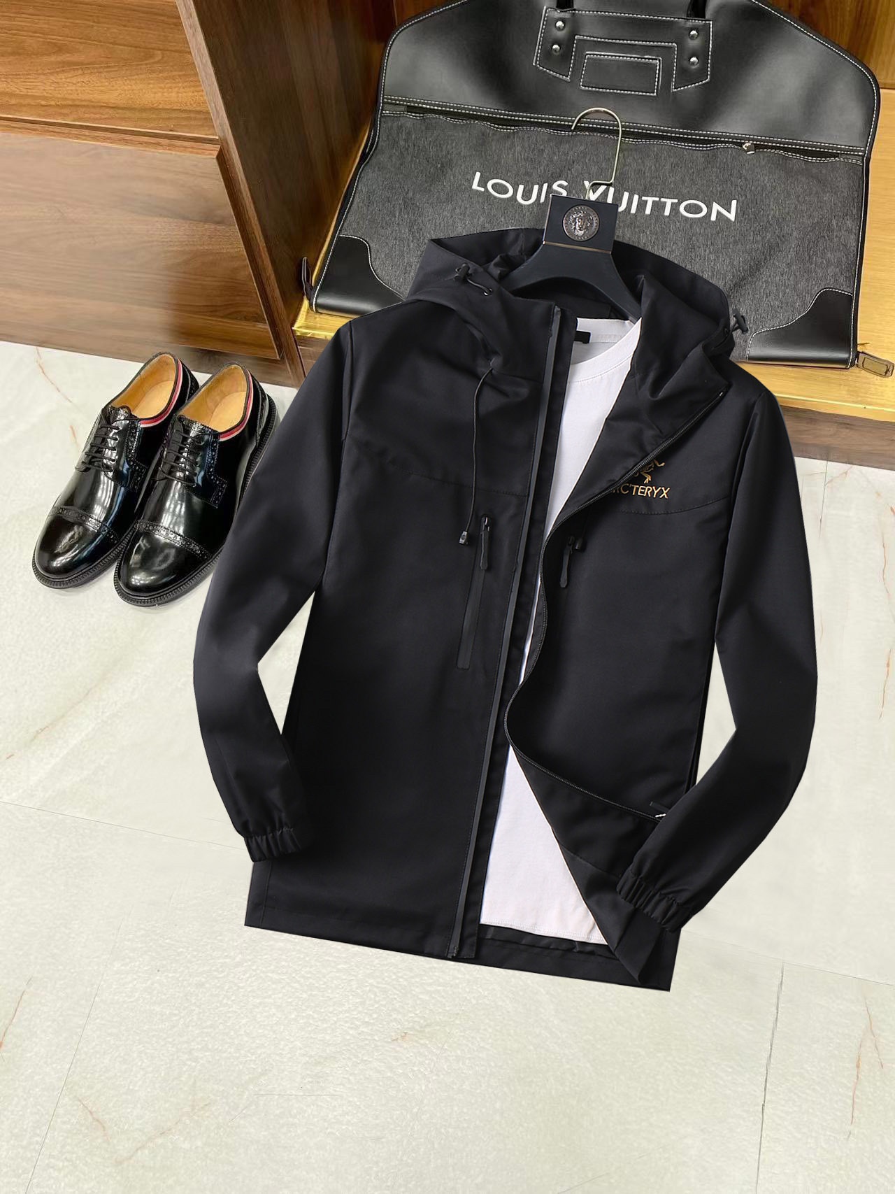 NO:537981,Autumn hit!  Archaeopteryx 2025 autumn new jacket, the new product on the show is perfect, the memory fabric is comfortable and warm, the three standards are complete and full and attractive in color, and the very outstanding design easily advances the sense of fashion, the workmanship is extremely exquisite and rigorous, and the wiring is neat and meticulous!  A masterpiece of a big-name designer!  The upper body doesn't look bloated and super handsome!  Spot code M ~ XXXL placing an order to report height and weight!  ,arc'teryx,jackets & coats,jackets & coats,alexander wang19860909秋季爆款 ！ 始祖鸟 2025秋季新款夹克外套,秀场新品品相非常完美,记忆面料舒适保暖,三标齐全色泽饱满诱人,非常出彩的设计,轻松将时髦感进阶,做工极为考究严谨,走线工整细致！大牌设计师巨作！上身不显臃肿、超级帅气！现货码数M ～ XXXL下单报身高体重！,arc'teryx,jackets & coats,jackets & coats,alexander wang,Men's clothing