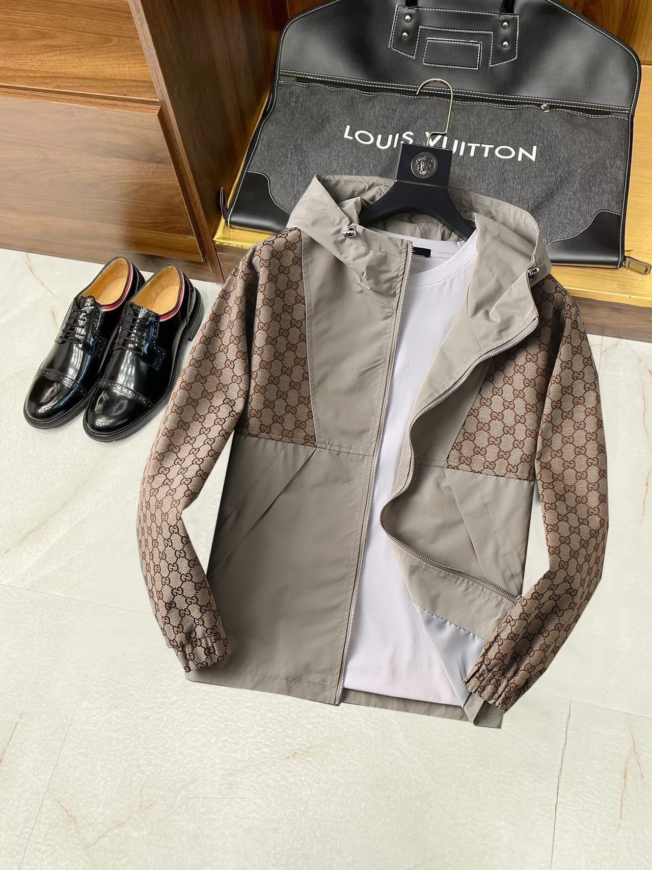 NO:537970,Autumn hit!  Gucci 2025 autumn new jacket jacket, the new product on the show is perfect, the memory fabric is comfortable and warm, the three standards are complete and full and attractive in color, and the very outstanding design easily advances the sense of fashion, the workmanship is extremely exquisite and rigorous, and the wiring is neat and meticulous!  A masterpiece of a big-name designer!  The upper body doesn't look bloated and super handsome!  Spot code M ~ XXXL placing an order to report height and weight!  ,,gucci,jackets & coats,jackets & coats,alexander wang19860909秋季爆款 ！ 古驰 2025秋季新款夹克外套,秀场新品品相非常完美,记忆面料舒适保暖,三标齐全色泽饱满诱人,非常出彩的设计,轻松将时髦感进阶,做工极为考究严谨,走线工整细致！大牌设计师巨作！上身不显臃肿、超级帅气！现货码数M ～ XXXL下单报身高体重！,,gucci,jackets & coats,jackets & coats,alexander wang,Men's clothing